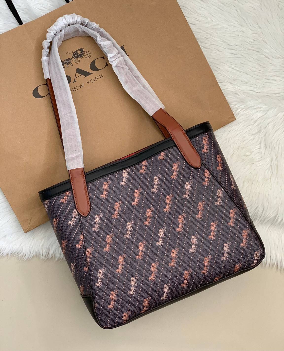 งานใหม่ สวยมากๆ สินค้าห้ามพลาดค่าา! COACH HORSE AND CARRIAGE TOTE WITH DOT PRINT ((C4060)) พร้อมส่งที่ไทย! กระเป๋าทรงTote ไม่ว่ายุคไหนๆ ใช้ได้ตลอดกาลลคะ! หนังแท้นิ่มสวย ตัวกระเป๋าทั้งใบปริ้นลายรถม้าสวยงามค่ะ ปากกระเป๋าแบบกระดุมแม่เหล็ก ใช้งานง่าย ภายในกว้