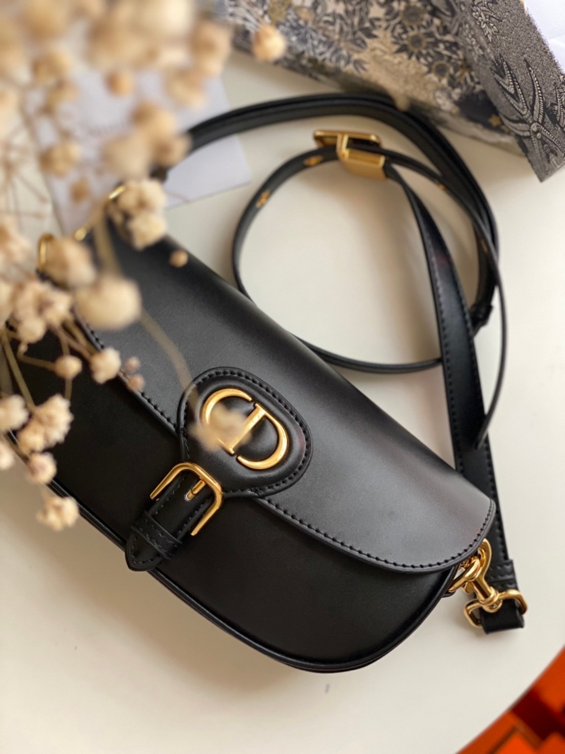 หนังแท้ DIOR BOBBY EAST-WEST BAG พร้อมส่งที่ไทย งานหนังแท้ทั้งใบเกรดออริจินอล ภาพสินค้าถ่ายจากงานขายจริง ใช้งานต่างประเทศได้ รุ่นใหม่ในฤดูกาลนี้ เพิ่มความทันสมัยให้กับซิลลูเอทของ Hobo ผ่านเส้นสายที่สง่างามและสัดส่วนที่กลมกลืนกัน สไตล์หนังลูกวัว โดดเด่นด้ว