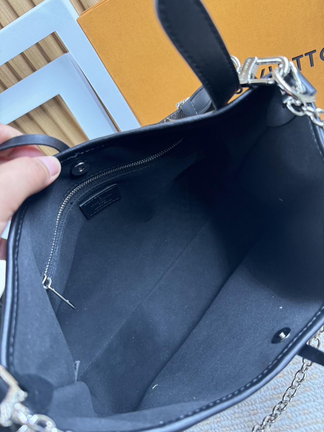 LV CarryAll Cargo PM Handbag 30cm dark allure กระเป๋าสะพาย จุของได้เยอะ เกรดออริ 1:1 ใช้งานต่างประเทศได้