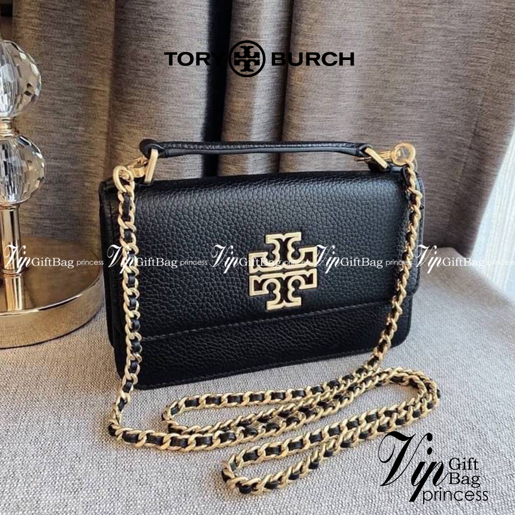TORY BURCH BRITTEN MINI TOP HANDLE BAG พร้อมส่งที่ไทย กระเป๋าสะพาย Crossbody วัสดุหนังวัวแท้ การออกแบบเรียบง่าย ยังคงความหรูหราเอาไว้ มาพร้อมสายยาวโซ่อะไหล่ทองสลับหนัง ถอดออกได้ ตอบสนองการใช้งานได้ดี มีหูหิ้วด้านบนสามารถใช้งานได้ในหลายโอกาสค่ะ