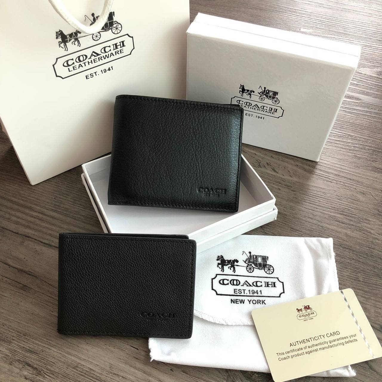 COACH Compact ID Wallet in Sport Calf Leather กระเป๋าสตางค์ใบสั้น ภายในมีช่องใส่บัตร, ธนบัตร มาพร้อมกระเป๋าใส่บัตรใบเล็กอีก 1 ใบ จะมอบเป็นของขวัญหรือใช้เองก็แนะนำค่ะ