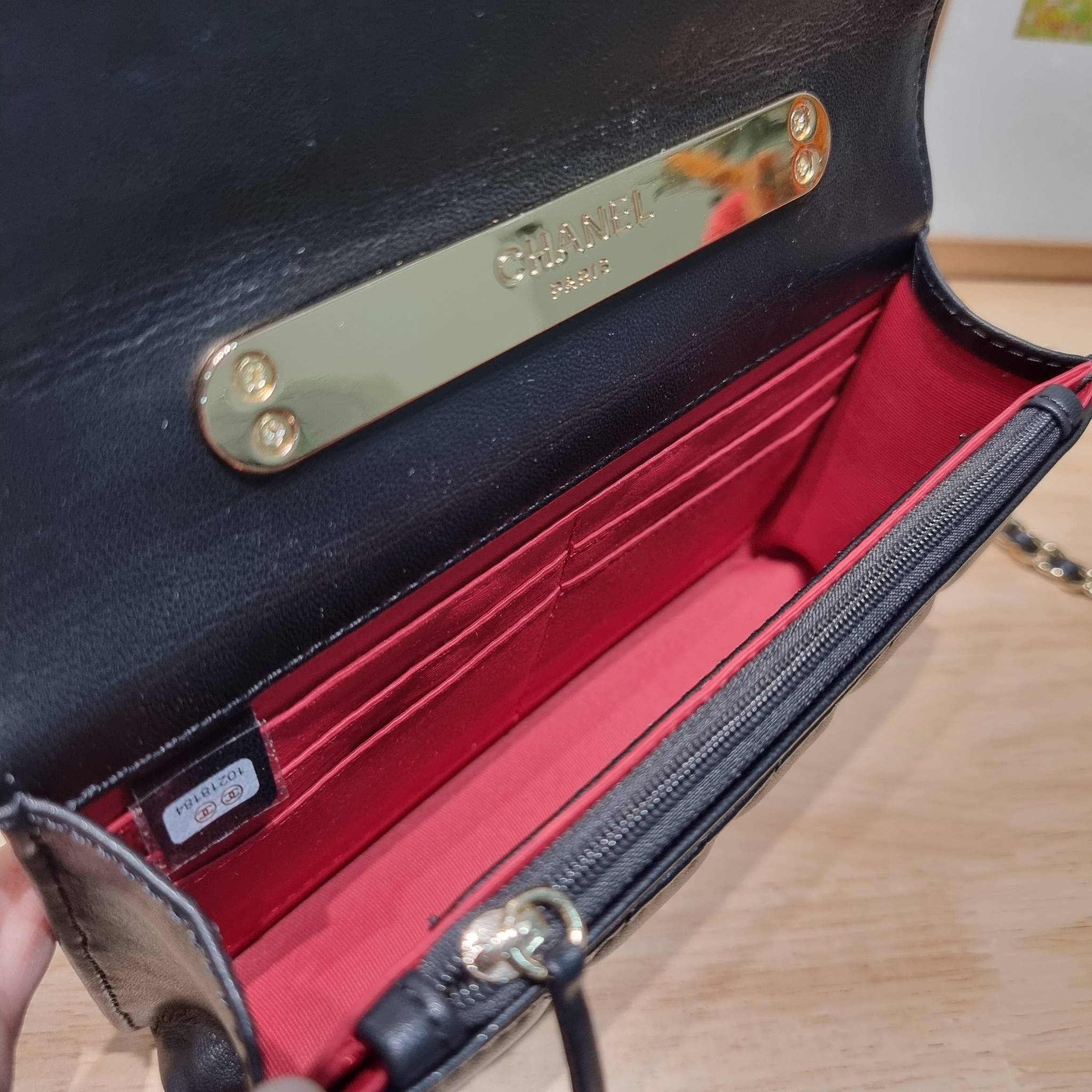 CHANEL woc with top handle black / CHANEL WALLET ON CHAIN กระเป๋าสะพายข้างไซส์กำลังดี สวยหรู ดีไซน์คลาสสิคผสานกิมมิคประจำแบรนด์ ทำให้ไอเท็มนี้เพิ่มมูลค่าขึ้นไปอีก สร้างสรรค์ตัวกระเป๋าด้วยหนังแกะ สัมผัสสบายมือ ใช้งานสะดวกด้วยกระดุมแม่เหล็ก ภายในกระเป๋าแบ่ง