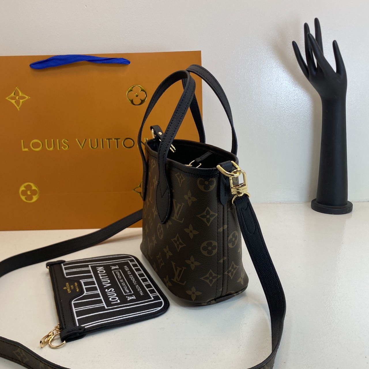 LV Neverfull Bandoulière Inside Out BB Bag กระเป๋าทรงโท้ทไซส์เล็ก พร้อมใบลูกพิมพ์ลายแบรนด์สุดไอคอนิก ดีไซน์ใช้งานได้ทั้งสองด้าน