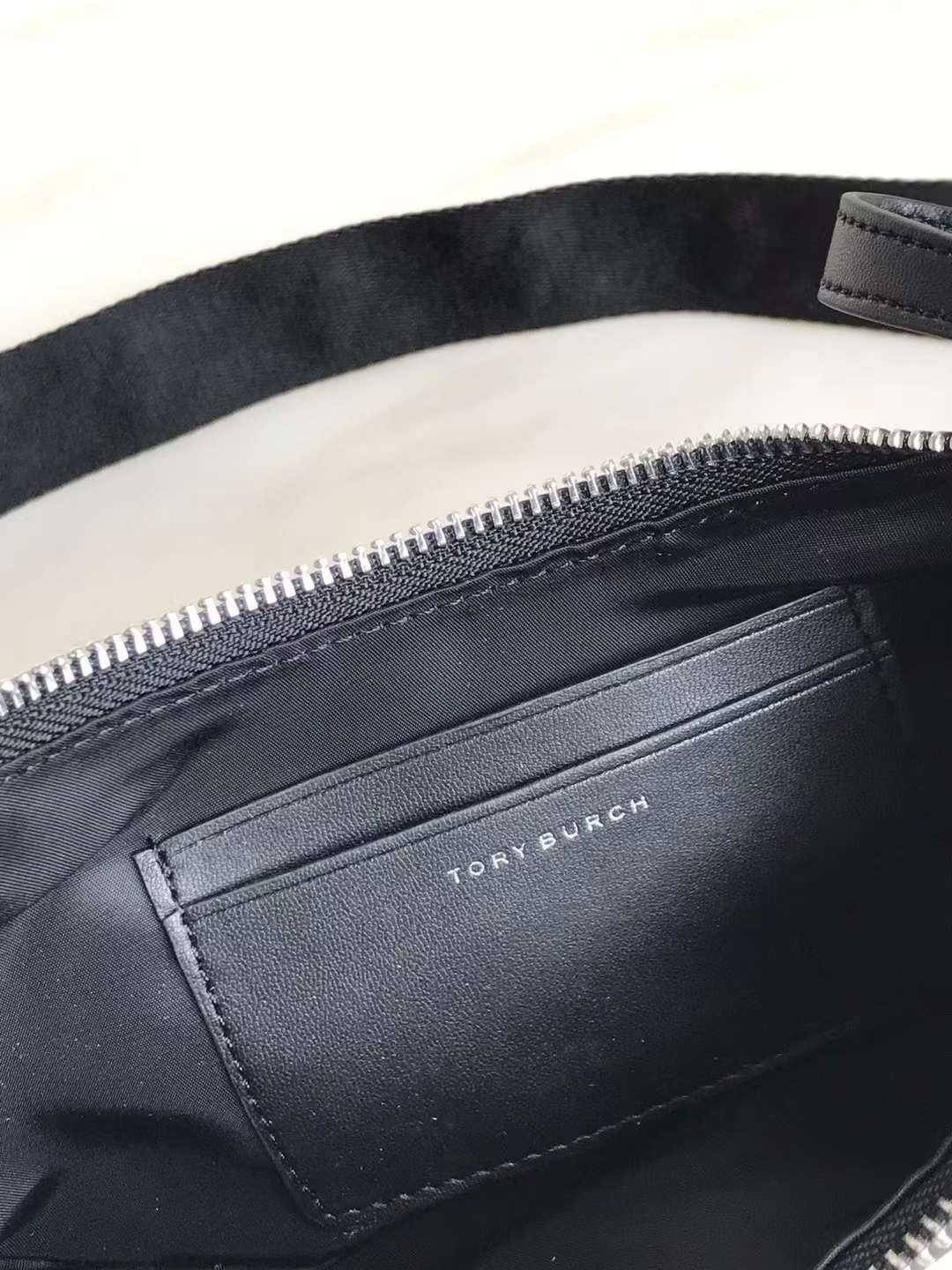 TORY BURCH handbag / TORY BURCH shoulder bag พร้อมส่งที่ไทย Tory Burch 151 Mercer Small Crescent Bag กระเป๋าถือหรือสะพายไหล่ วัสดุNylon อะไหล่เงิน น้ำหนักเบา พกพาสะดวก ใส่โทรศัพท์ iIphone+ ได้ ด้านในโล่งมีช่องเล็กใส่บัตร 2 ช่อง มาพร้อมสายสั้น สายหนัง+สายโ