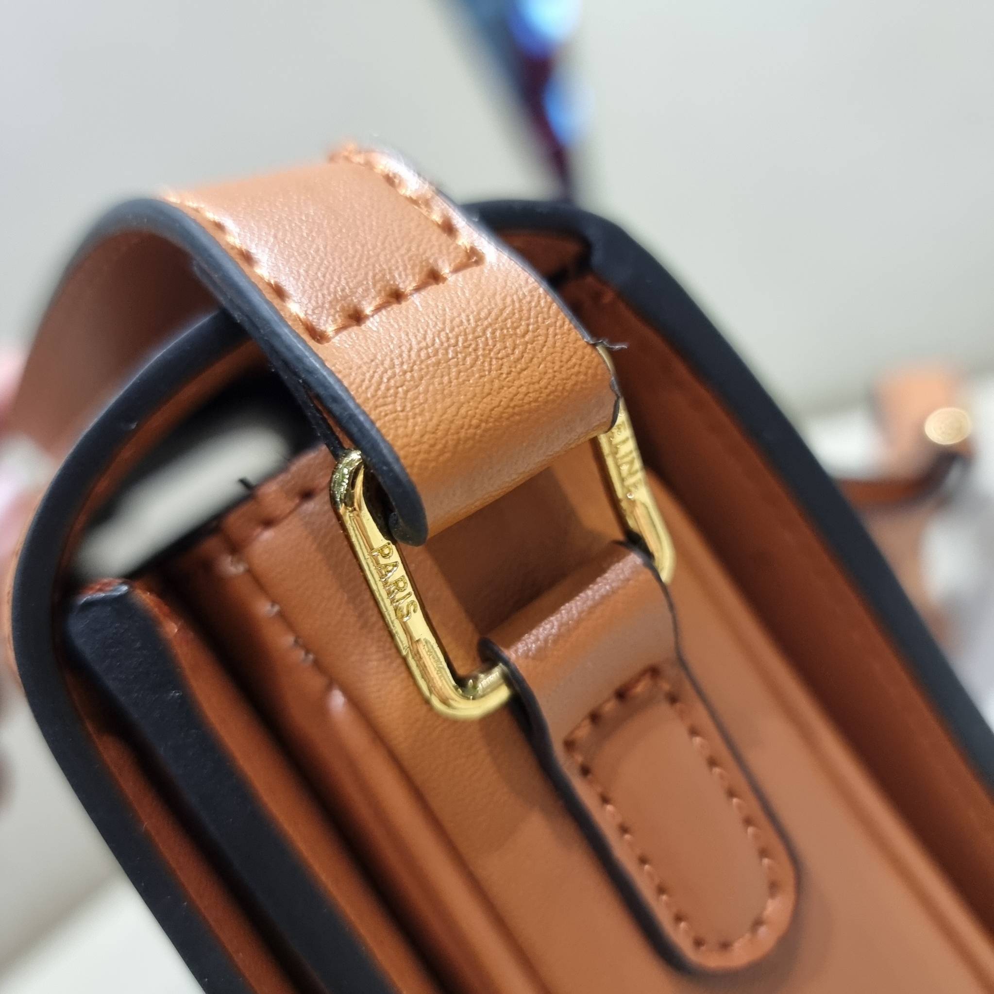 VIP 🥂 CELINE TEEN TRIOMPHE BAG IN TRIOMPHE CANVAS AND CALFSKIN ไม่มีไม่ได้เลยกับไอเท็มสุดคลาสสิค กระเป๋าสะพาย สวยอยู่ทรง ดีไซน์เป็นธรรมชาติ เนเชอรัลโทน ดูดี ดูแพง ไซส์กะทัดรัดมาใหม่ วัสดุหนังแคนวาสสลับหนังแท้ เปิด-ปิดด้วยตัวกดล็อค ใช้งานสะดวก ภายใ