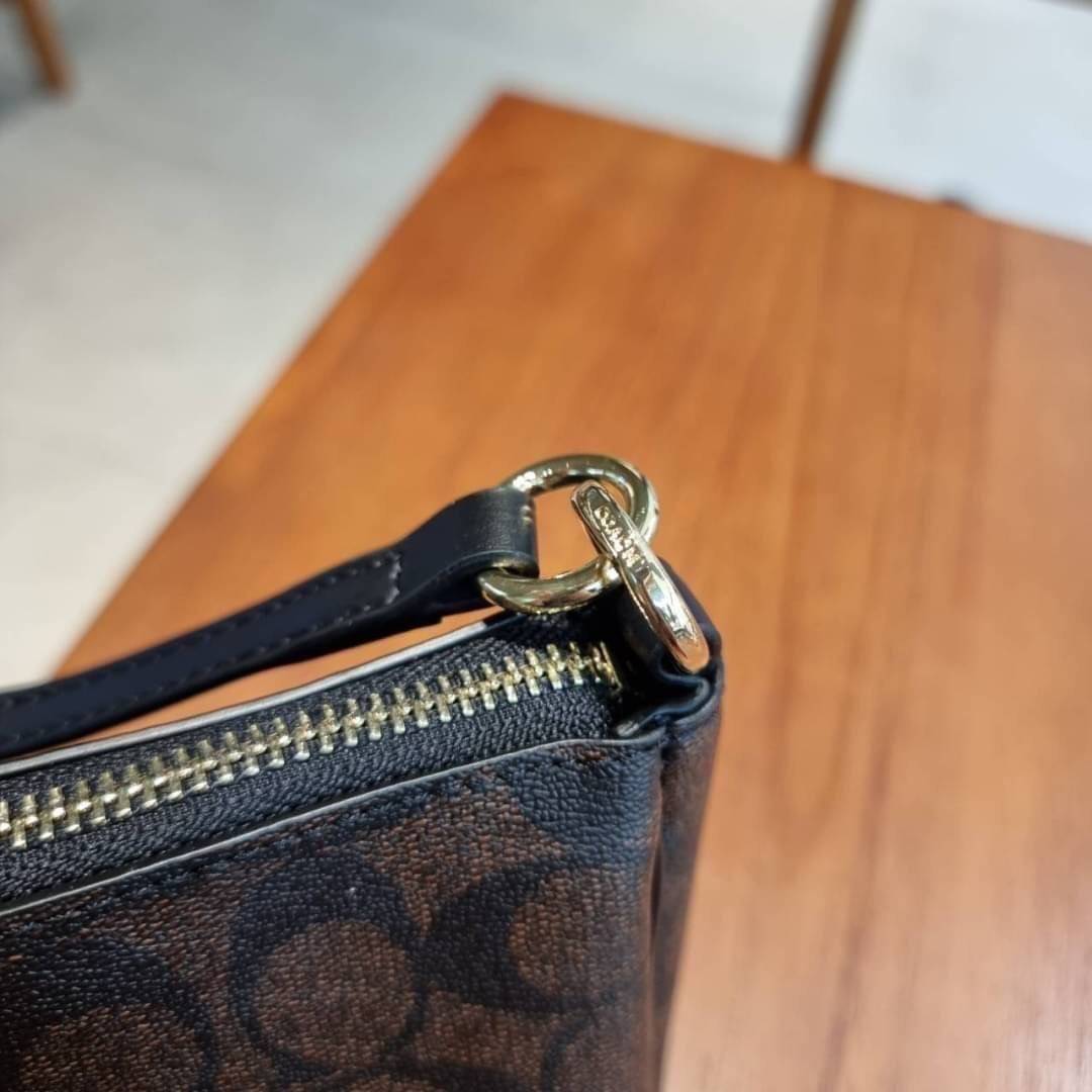 COACH F58321 TOP HANDLE POUCH อีกรุ่นฆ่าไม่ตาย!! 😎 ขายดีขายหมด ขายรวยขายปังๆ!! กระเป๋าพอชจากโค้ช ทรงใช้งานง่าย สะดวก กะทัดรัด วัสดุหนังแคนวาสเคลือบคุณภาพดี มาพร้อมสายคล้องในตัว และสายสะพาย crossbody ปรับเปลี่ยนได้ตามสไตล์ อีกหนึ่งไอเท็มที่สาวๆต้อง