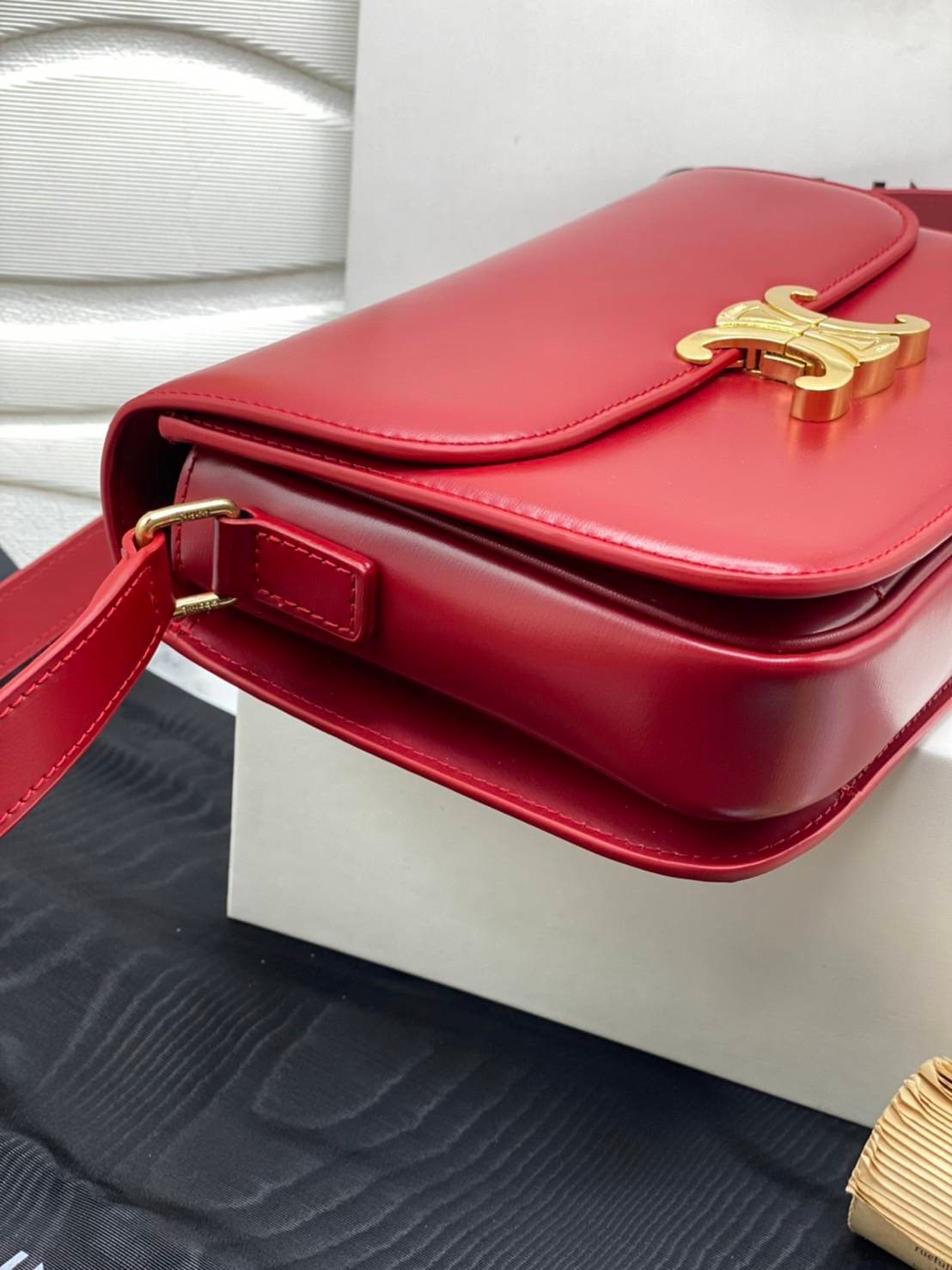 หนังแท้ CELINE TRIOMPHE CROSSBODY BAG ดีไซน์ยอดนิยมสไตล์สาว LISA ทรงสี่เหลี่ยมหนังสวยหรูอยู่ทรงเปิดปิดด้วยฝาปิดโลโก้แบรนด์อะไหล่ทอง ภายในมีช่องหลัก ช่องย่อย และช่องซิป สามารถใส่มือถือของใช้จุกจิกได้เยอะ มาพร้อมสายสะพายหนังยาวปรับระดับได้ จะสะพายไหล่ CROSS