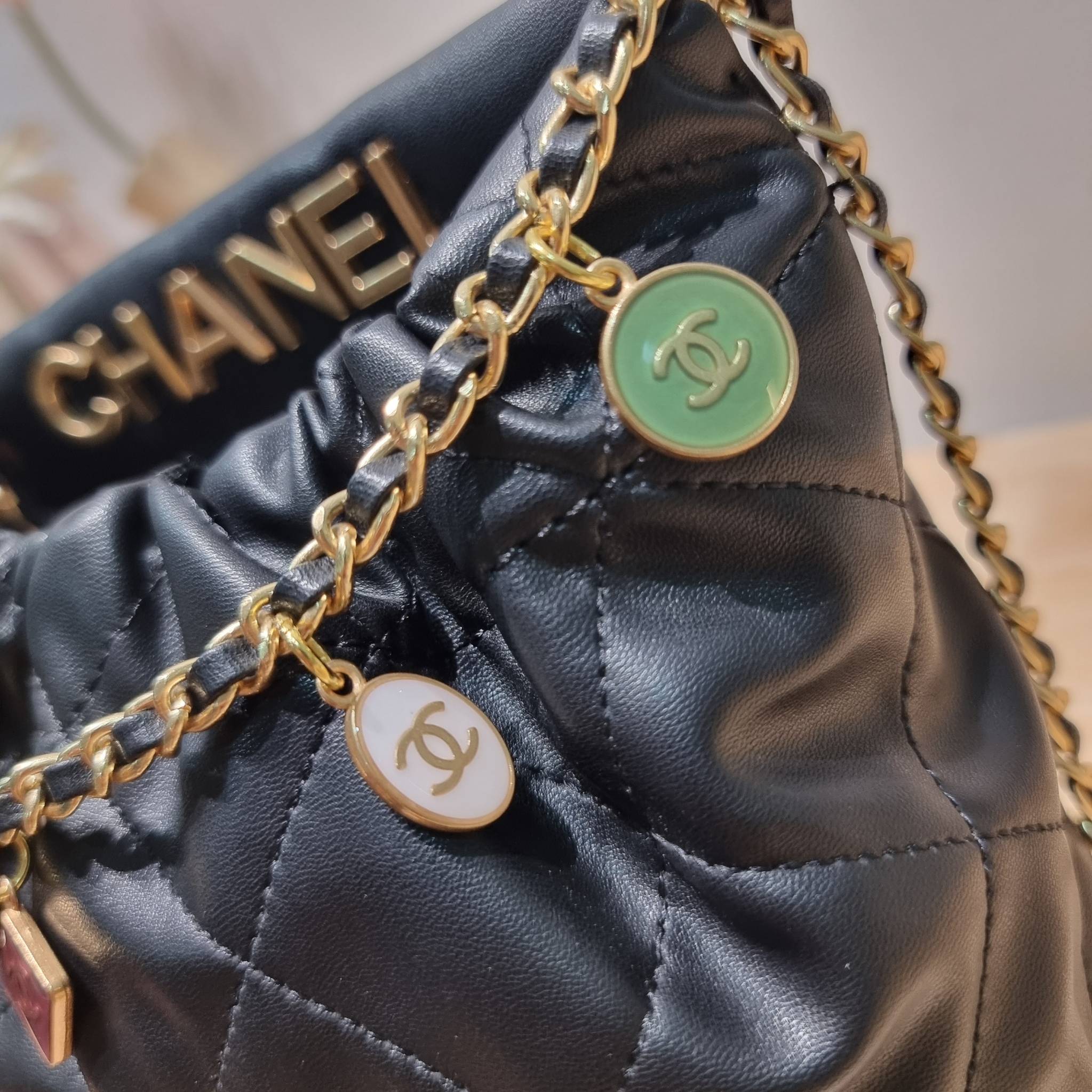 Chanel 23P mini bucket bag น่ารักมากๆ กับกระเป๋าสะพายไซส์มินิ ที่ปล่อยผ่านไม่ได้จริง ดีไซน์สายโซ่คล้องแขนตกแต่งอะไหล่ห้อยเพิ่มมูลค่า และยังตกแต่งโลโก้สวยเด่น