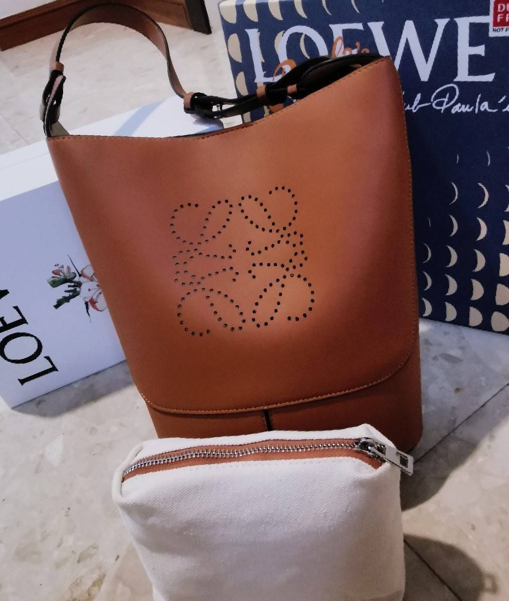 LOEWE HOBO LEATHER SHOULDER BAG VIP GIFT WITH PURCHASE (GWP) กระเป๋าหนังแท้พรีเมี่ยมกิ๊ฟ Limited Edition จาก LOEWE PERFUME DUTYFREE รุ่น Rare items วัสดุหนังแท้ Lambskin หนังนิ่มสวยดีไซน์หรูด้านหน้าฉลุโลโก้ Loewe Anagram คงเอกลักษณ์แบรนด์ ภายในโล่งกว้างวั