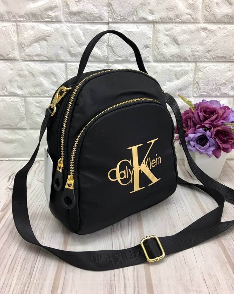 ใหม่ล่าสุด กระเป๋าเป้!!! ทรงน่ารักมากๆ จากแบรนด์ Calvin Klein รุ่นพิเศษ ช่องซิป 2 ช่องใหญ่ + สายยาวถอดได้ ปรับสะพายได้หลายรูปแบบค่า **จุดเด่นที่ ตัวกระเป๋าทำจากผ้าไนล่อนเนื้อดี สกรีนโลโก้แบรนด์ น้ำหนักเบามาก สายกระเป๋า ถอดปรับ สะพาย หลัง สะพายข้าง ลำตัว ห