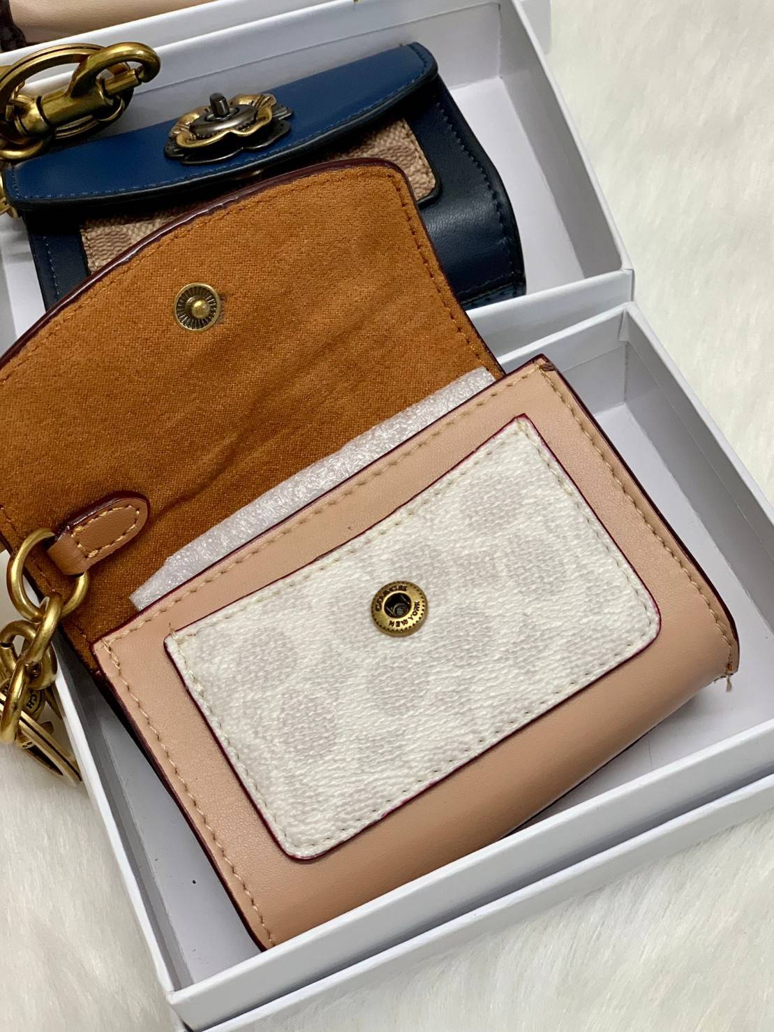 พวงกุญแจสวยๆ ไว้คล้องกระเป๋าใบสวยยกันค๊าา😘 COACH PARKER CHARM COLORBLOCK SIGNATURE ✔️พวงกุญแจจากแบรนด์ Coach สินค้าจำนวนจำกัดนะคะ❗️ ✔️สามารถใช้เป็นพวงกุญแจ//หรือใส่เหรียญด้านในกระเป๋าได้ค่ะ//เปิดปิดแบบกระดุมนะคะ