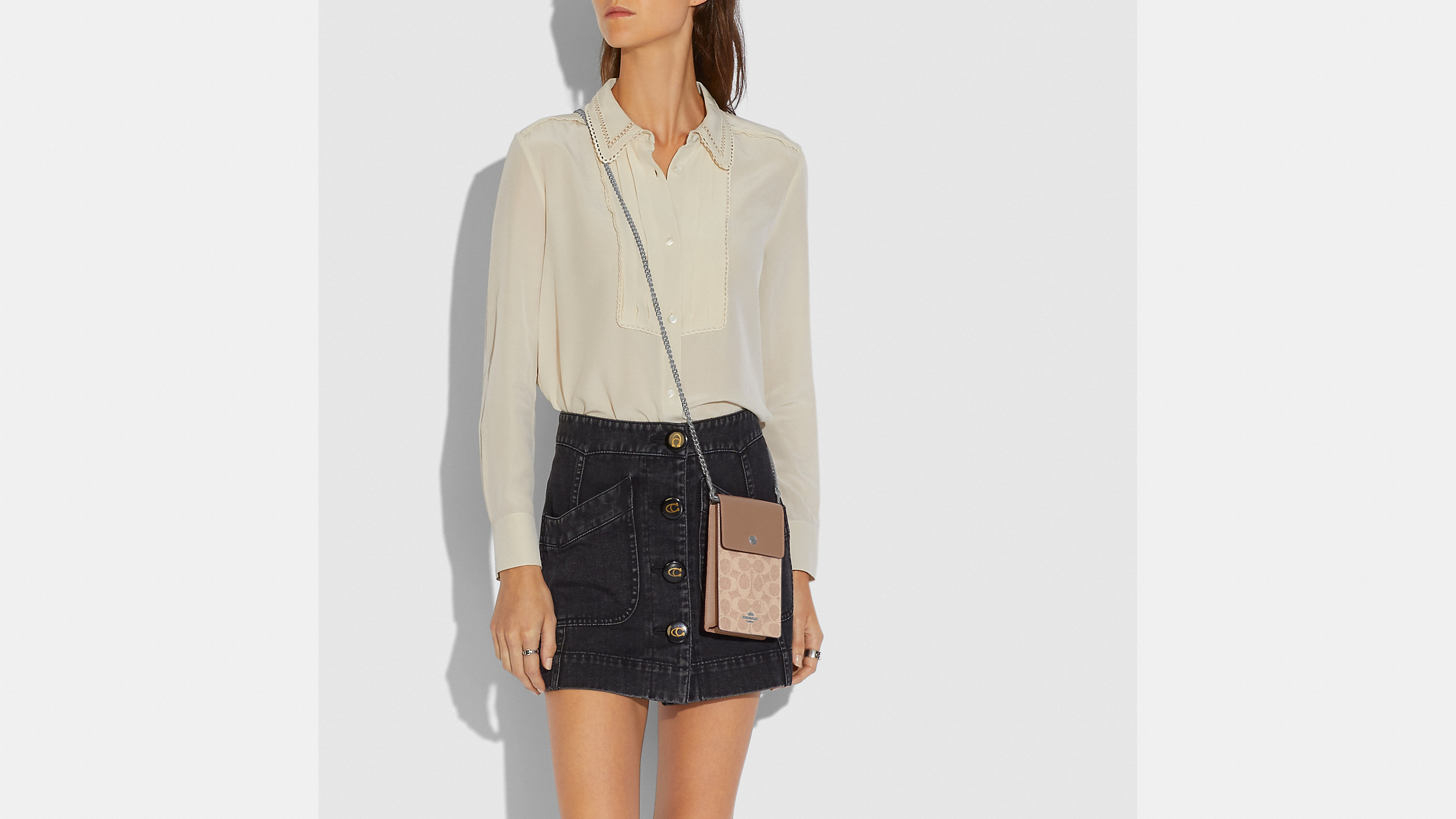 COACH PHONE CASE CROSSBODY BAG ((73486//76988//76357//39955//91046)) COACH NORTH/SOUTH CROSSBODY IN SIGNATURE CANVAS กระเป๋าใส่โทรศัพท์รุ่นนี้ มีความโดดเด่นทั้งดีไซน์และคุณสมบัติในการใช้งาน ด้วยลวดลายที่มีซิกเนเจอร์เป็นเอกลักษณ์แล้ว ด้านหลังยังมีช่องใส่กา