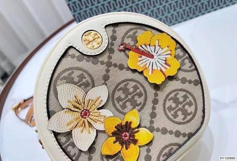 TORY BURCH MINI T MONOGRAM FLORAL BAG / Tory Burch crossbody Bag คอลเลคชั่นใหม่ พร้อมเสิร์ฟความสวยให้ถึงบ้าน!! กระเป๋าทรงยอดนิยม ไซส์มินิ ดีไซน์ใหม่ล่าสุด สไตล์งานคราฟ มีลูกเล่นประดับดอกไม้กับตัวกระเป๋า วัสดุผ้า jacquard ตัดสลับหนัง ภายในโล่งกว้าง ใส่ของส