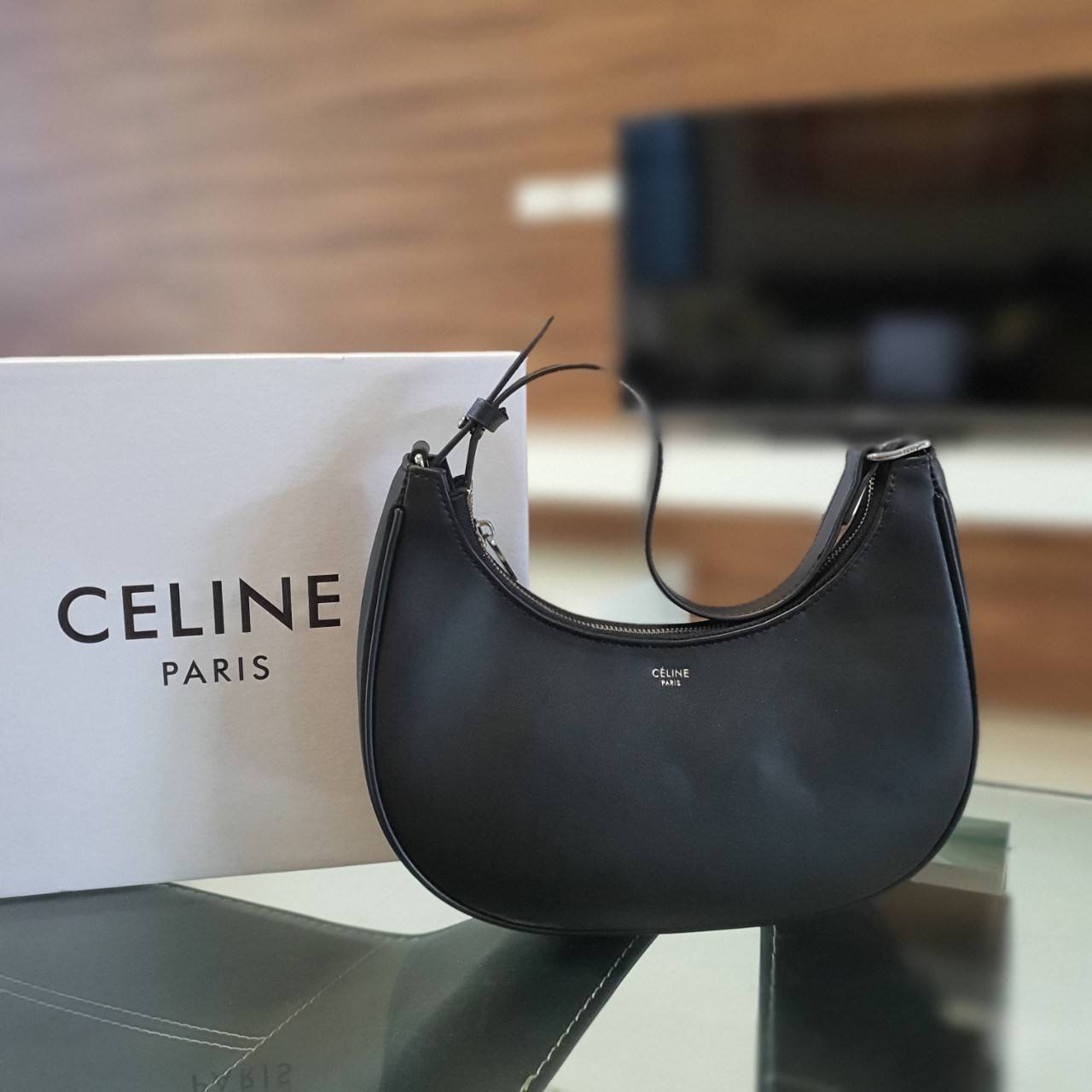 CELINE SHOULDER BAG VIP GIFT WITH PURCHASE (GWP) AVA BAG IN SMOOTH CALFSKIN พรีเมี่ยมกิ๊ฟ Limited Edition จาก CELINE HAUTE PARFUME DUTYFREE COUNTER วัสดุหนังสังเคราะห์เรียบสวย ดีไซน์สวยหรูฮิตสุดในเกาหลี! หนังสวยอยู่ทรงกันน้ำ เปิดปิดด้วยซิปแบรนด์ ภายในโล่ง