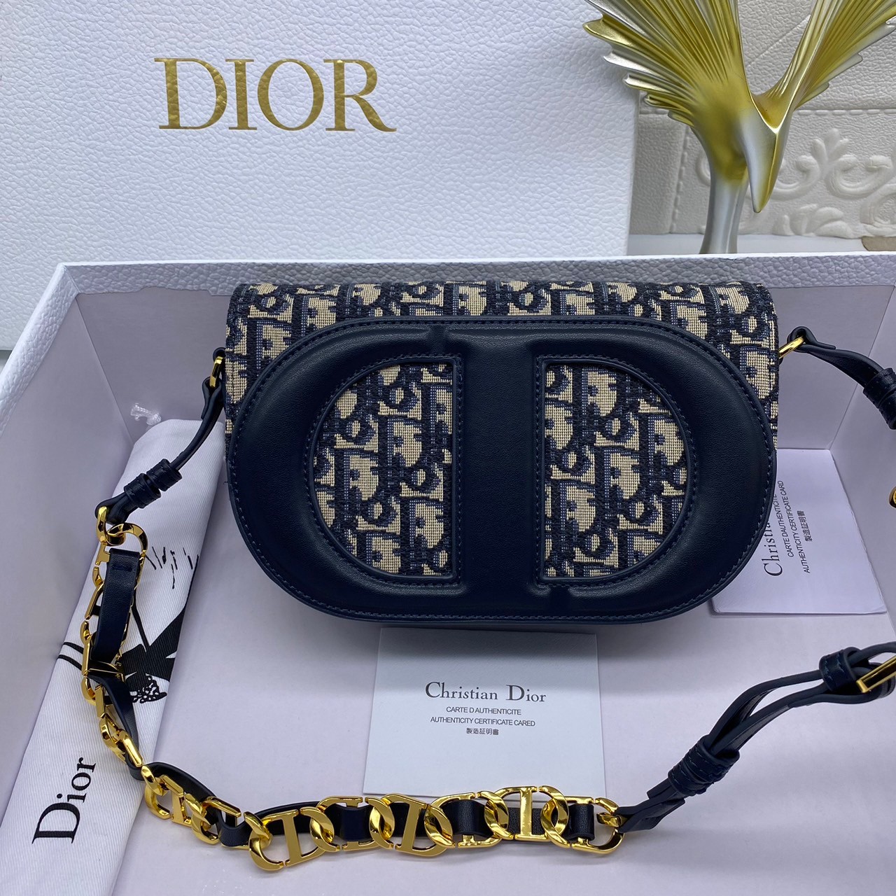 DIOR CD Signature Bag with Strap / CD OVAL CAMERA BAG / Dior Camera Bag ดีไซส์ใหม่ล่าสุด บ่งบอกถึงความหรู แต่ใช้งานได้โอกาส ใช้ได้ทั้งชายหญิง กระเป๋าสะพายทรงกล้อง ขนาดกะทัดรัด ไซส์สะพายคล่องตัว สีผู้ดีมากๆ