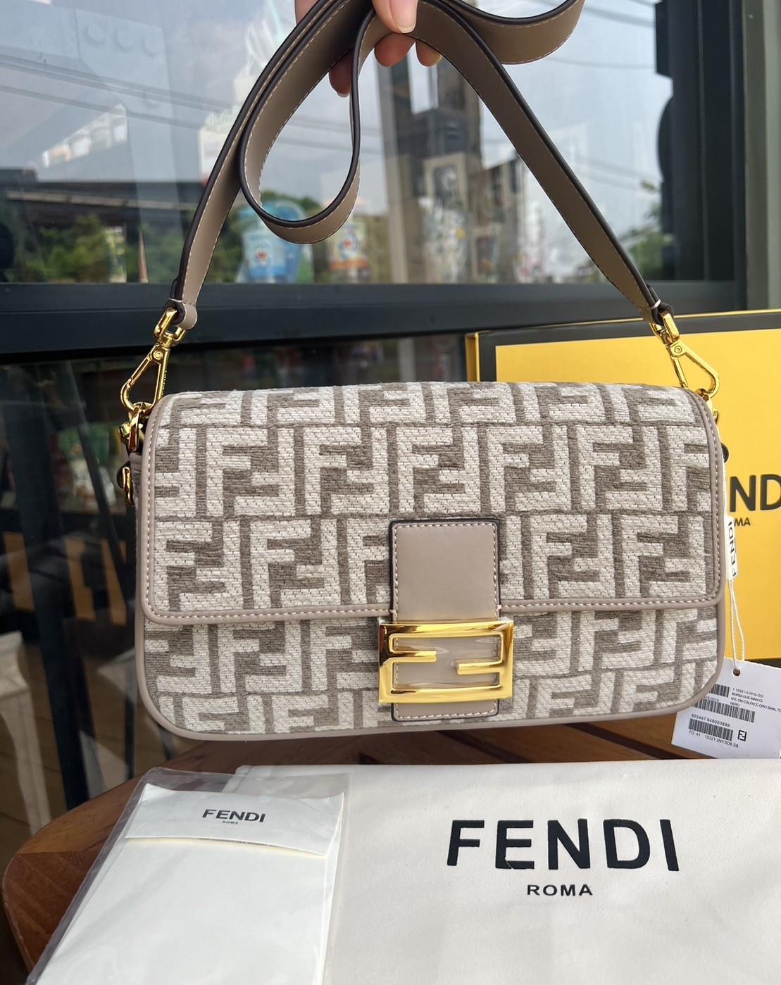 FENDI Baguette Dove grey FF tapestry fabric bag / FENDI Bag พร้อมส่ง กระเป๋าสะพายทรงแบคเกตต์ ดีไซน์ลวดลายมี texture หรูหราโดดเด่นน่าใช้ **สินค้าเกรดออริจินอล 1:1 สลับแท้