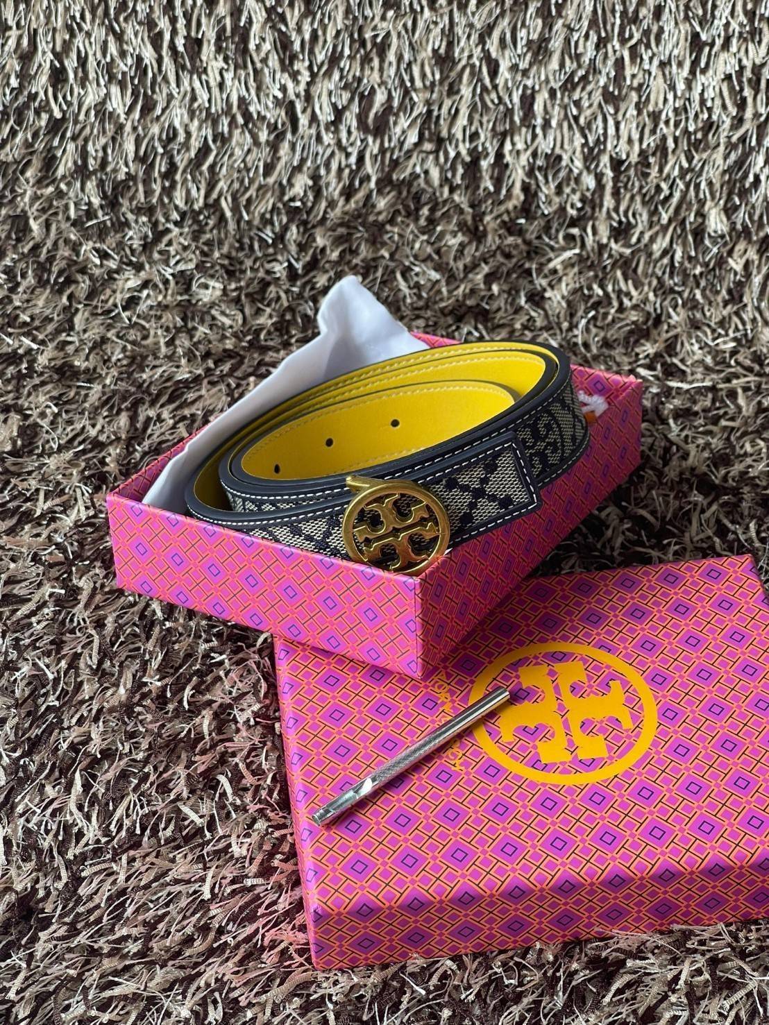 Tory burch t monogram jacquard belt เมื่อพูดถึงแบรนด์ระดับ Hi-end แล้วจะพลาดไม่ได้เลยกับแบรนด์ Tory Burch ที่ครองใจสายแฟชั่นมาโดยตลอด กับหัวเข็มขัดสัญลักษณ์ Double T ที่ได้รับความนิยมสูง มีการดีไซน์หัวเข็มขัดเป็นทองเหลืองเพื่อให้มีความโดดเด่นมากขึ้น ลวดลา