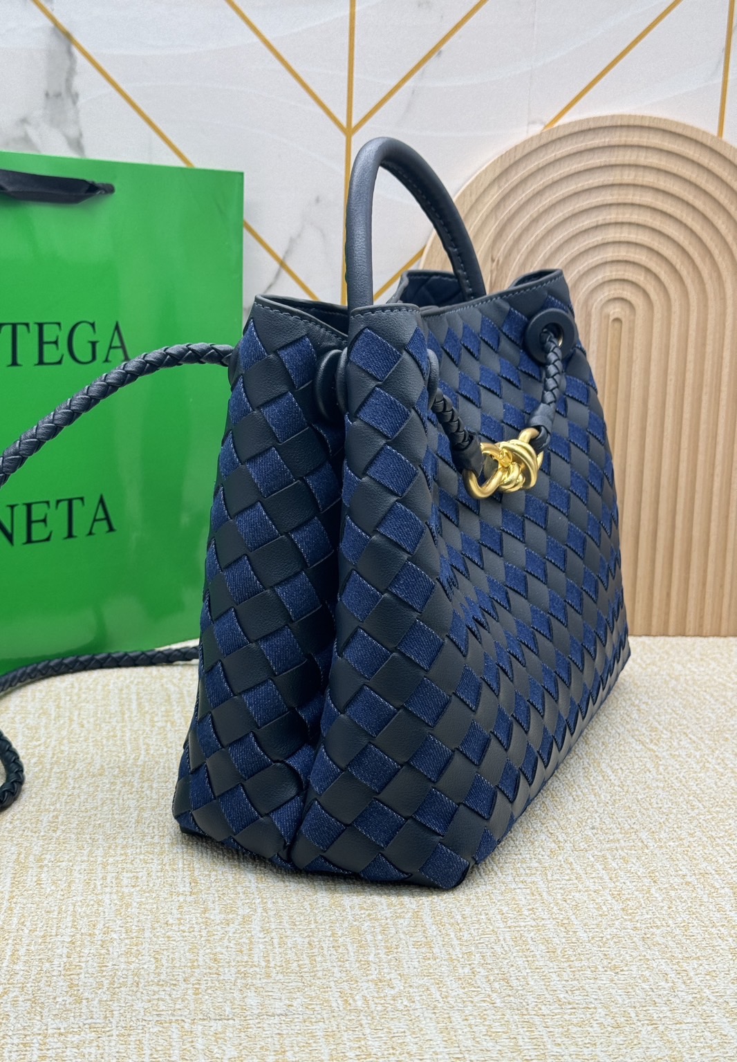 BOTTEGA Medium Andiamo Denim Shoulder Bag 30cm / BOTTEGA Tote Bag กระเป๋าสะพายดีไซส์สาน วัสดุเดนิมคอตตอนรุ่นใหม่ สวยงามเป็นเอกลักษณ์ เกรดออริ 1:1 ใช้งานต่างประเทศได้
