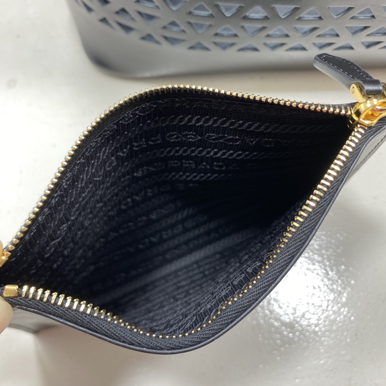 TOP ORI หนังแท้ | Prada Large perforated leather tote bag กระเป๋าทรงโท้ทใบใหญ่ ใจบางที่สุดกับคอลเลคชั่นนี้ ที่เพิ่มดีเทลความแพงด้วยการฉลุลวดลายรอบใบ ถักทอเป็นเส้นลายสานที่สวยงามมาก งานฝีมือจริงๆ