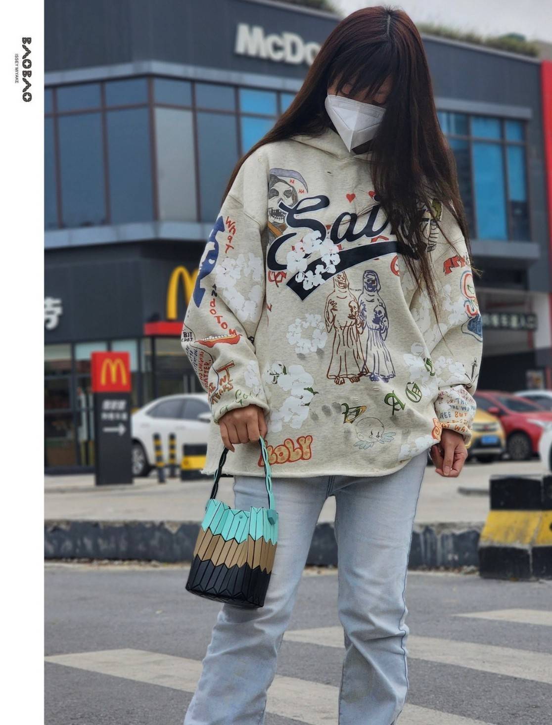 small : BAO BAO ISSEY MIYAKE SMALL BUCKET เป็นกระเป๋าบัคเก็ตขนาดเล็กสามารถใช้ใส่กระเป๋าสตางค์และโทรศัพท์มือถือได้ ซีรีย์ใหม่นี้มีจุดเด่นที่แผ่นรูปทรงสี่เหลี่ยมด้านขนานในแนวตั้ง เกิดเป็นรูปทรงสามมิติ