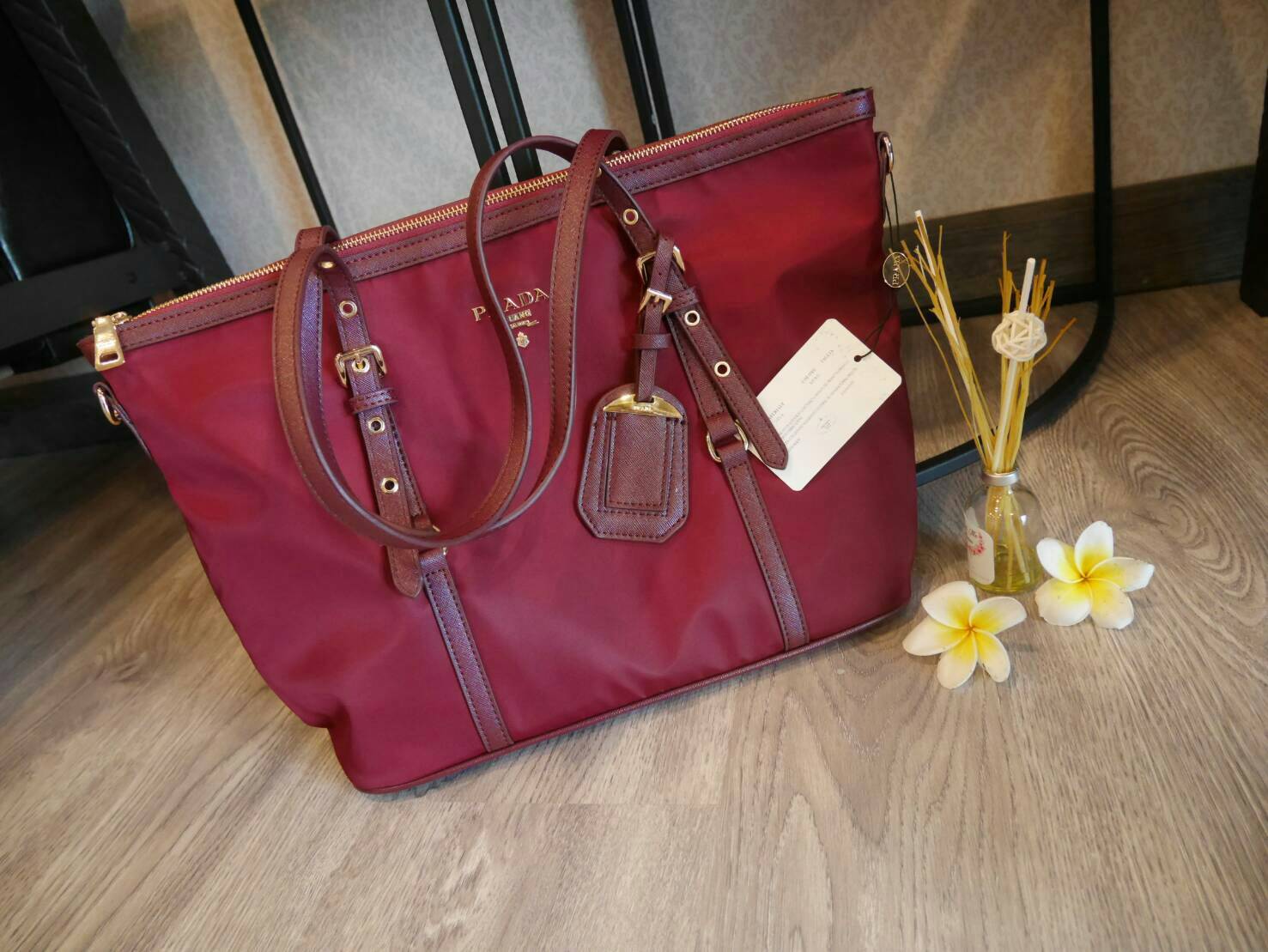 กรี้ดดด งานใบใหญ่ **ใส่ของจุใจ ก้มาน้าาา งานพรีเมี่ยมกิ้ฟ จากเคาเตอร์ต่างประเทศคะ จากแบรนด์ PRADA เป็น กระเป๋าผ้าไนล่อน ตามแบบฉบับของแบรนด์เลย หลงรักเลยคะ สะพายไหล่ได้ ถือก็สวยๆ ใช้แล้วสวยมากๆ ใส่ของได้เยอะเว่อร์ คุ้มราคา ห้ามพลาดเลยคะ!