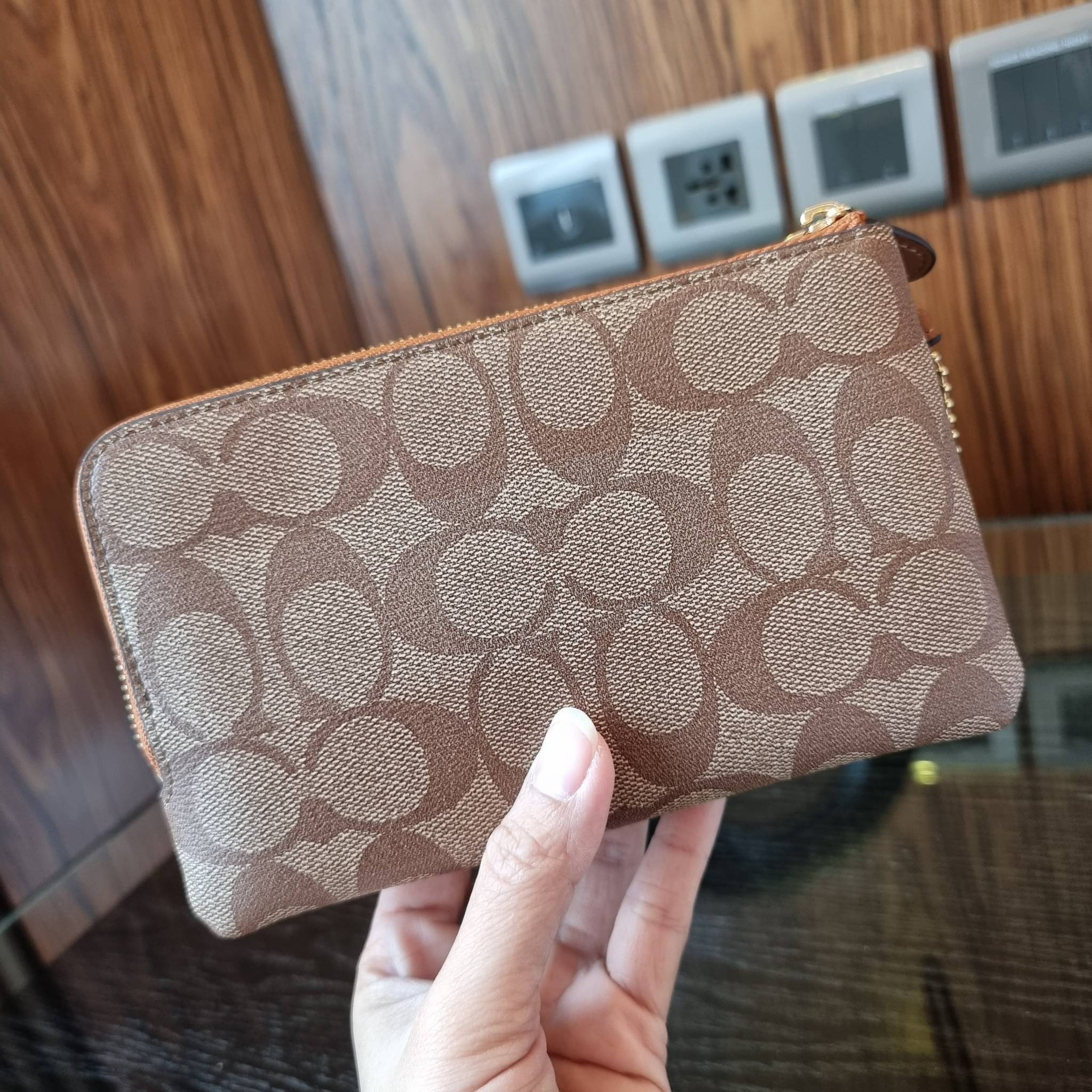 COACH F87591 DOUBLE CORNER ZIP WALLET IN SIGNATURE COATED CANVAS คล้องมือรุ่น 2 ซิป!! มาแล้วจ้า 🌟🤗 ไซส์นี้คือเหมาะมือจริงๆ พกง่ายเช่นเคย ไม่ต้องกังวลว่าจะเกะกะหรือกินพื้นที่กระเป๋าหลัก วัสดุหนังแคนวาสเคลือบลาย มีช่องหลักแยก 2 ช่อง ภายในบุผ