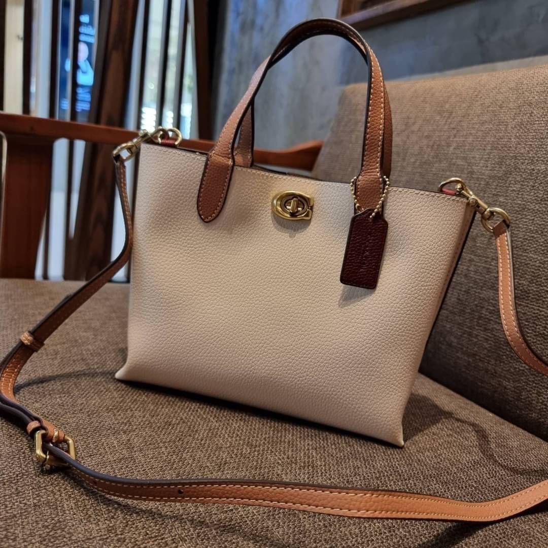 COACH C8561 C8869 WILLOW TOTE 24 IN COLOR BLOCK น้องสาวลุคลูกคุณมาแล้วจ้า กระเป๋าถือ/สะพาย ดีไซน์คัลเลอร์บล็อค ลงตัว เรียบหรู ใบจริงคือผู้ดี๊ผู้ดี ใช่ได้ทุกๆโอกาส วัสดุหนัง pepble อยู่ทรง เปิดปิดด้วยตัวบิดล็อค และอีกฝั่งเป็นกระดุมแม่เหล็ก ภายในโล่งกว้าง ใ