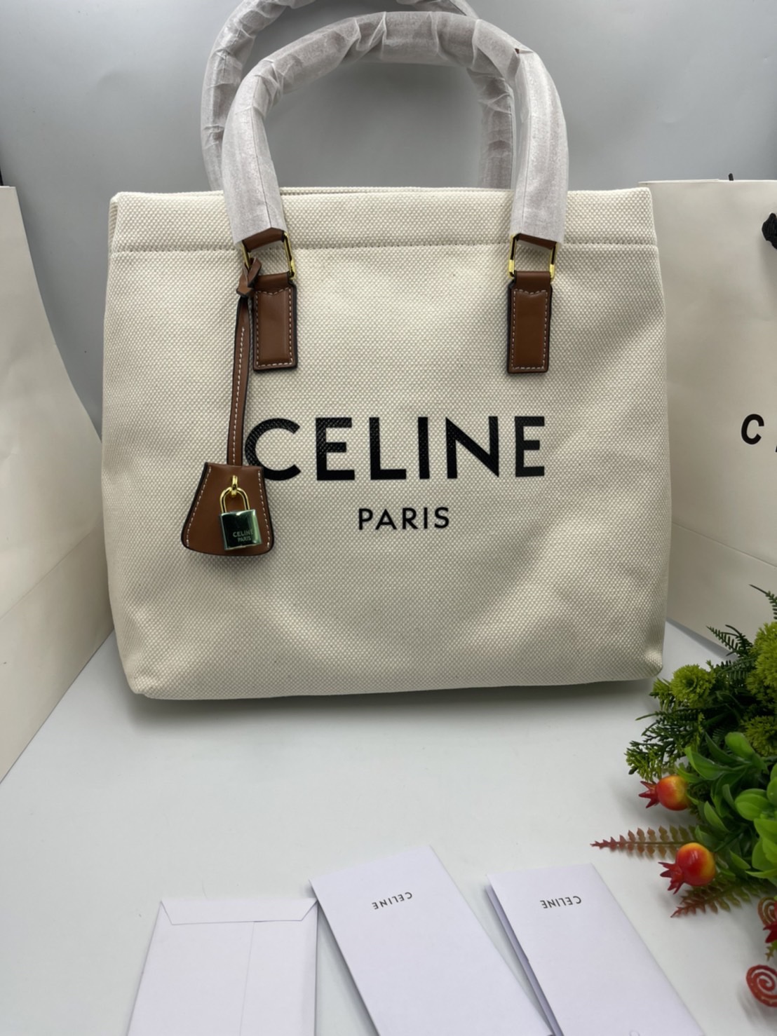 CELINE TOTE BAG กระเป๋าสะพายใบใหญ่ shopping bag ผ้าแคนวาสสายหนังสวยโทนสีคลาสสิค วัสดุ Canvas & Grained cowhide ดีไซน์ทรง Shopping ขนาดใหญ่กำลังดี เนื้อหนาแข็งแรง น้ำหนักเบา โดดเด่นที่ห้อยTagแม่กุญแจอะไหล่ทองสามารถใช้ล๊อคซิปด้านในได้ หูจับหนังสะพายไหล่ได้ 