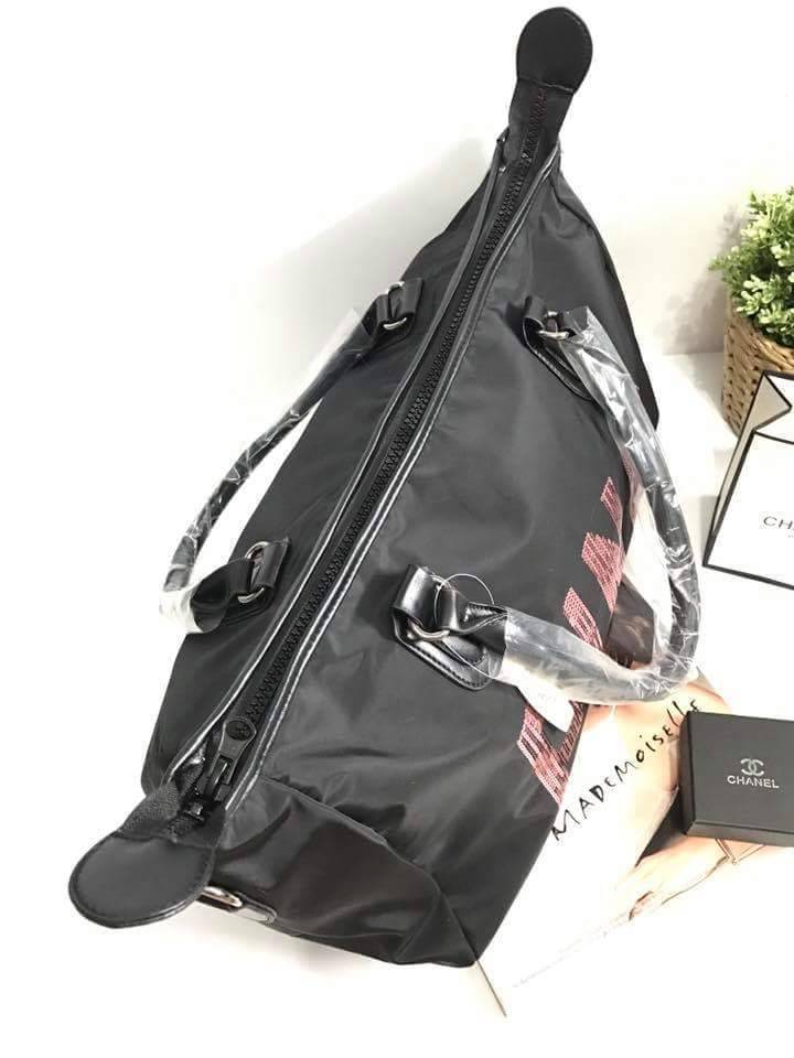 กระเป๋า Victoria's Secret PINK Travel Bag กระเป๋าเดินทาง VICTORIA'S SECRET ใบขนาดใหญ่ แข็งแรงใส่ของได้เยอะ หนังดีสีดำ โลโก้ปักเลื้อม PINK สีชมพู กระเป๋าเดินทางขนาดใหญ่ กระเป๋า Victoria's Secret PINK Travel Bag ตกแต่งเลื่อมประกาย สวยแวววาว ม