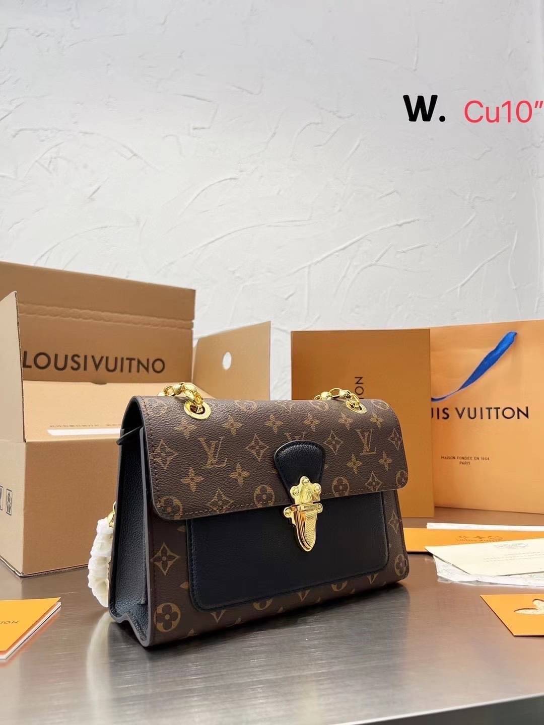 LV VICTOIRE Monogram กระเป๋าสะพายไอเท็มนำแฟชั่นที่น่าดึงดูดใจ ทรงกะทัดรัดและใช้งานได้สะดวก หนังแคนวาสอย่างดี ลาย Monogram เปิด-ปิดแบบกดล็อคอะไหล่สีทองสวยงาม ภายในมี3ช่องกว้างสามารถใช้งานได้หลากหลายและจุของได้มากมายเกินคาดนะคะ