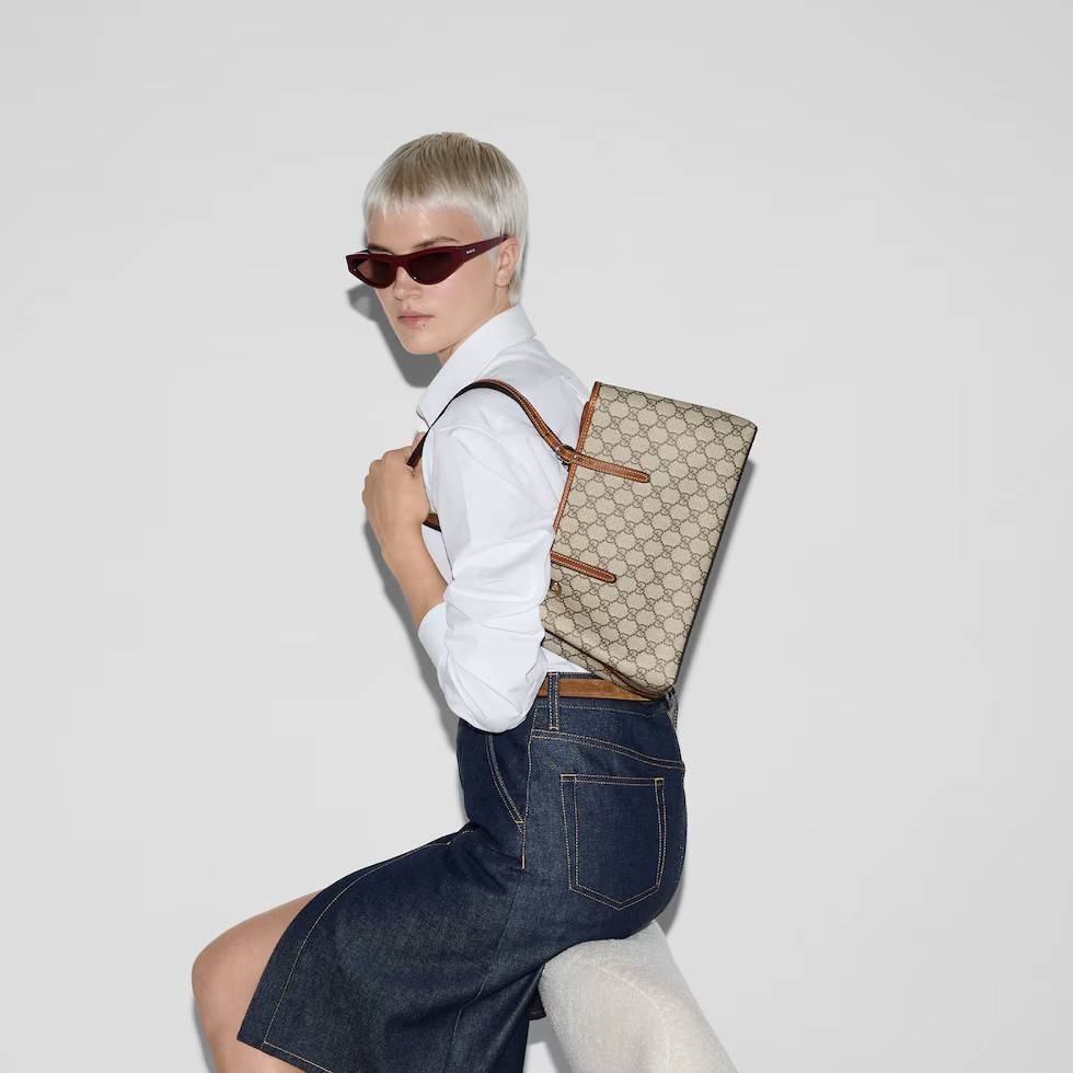 GUCCI GG Emblem small tote bag กระเป๋าสะพายทรงโท้ท มีสายสะพายไหล่และสะพายข้าง ปรับใช้งานได้แบบไม่มีเบื่อ ขนาดกำลังสวย ใส่ของได้แบบจุกๆ