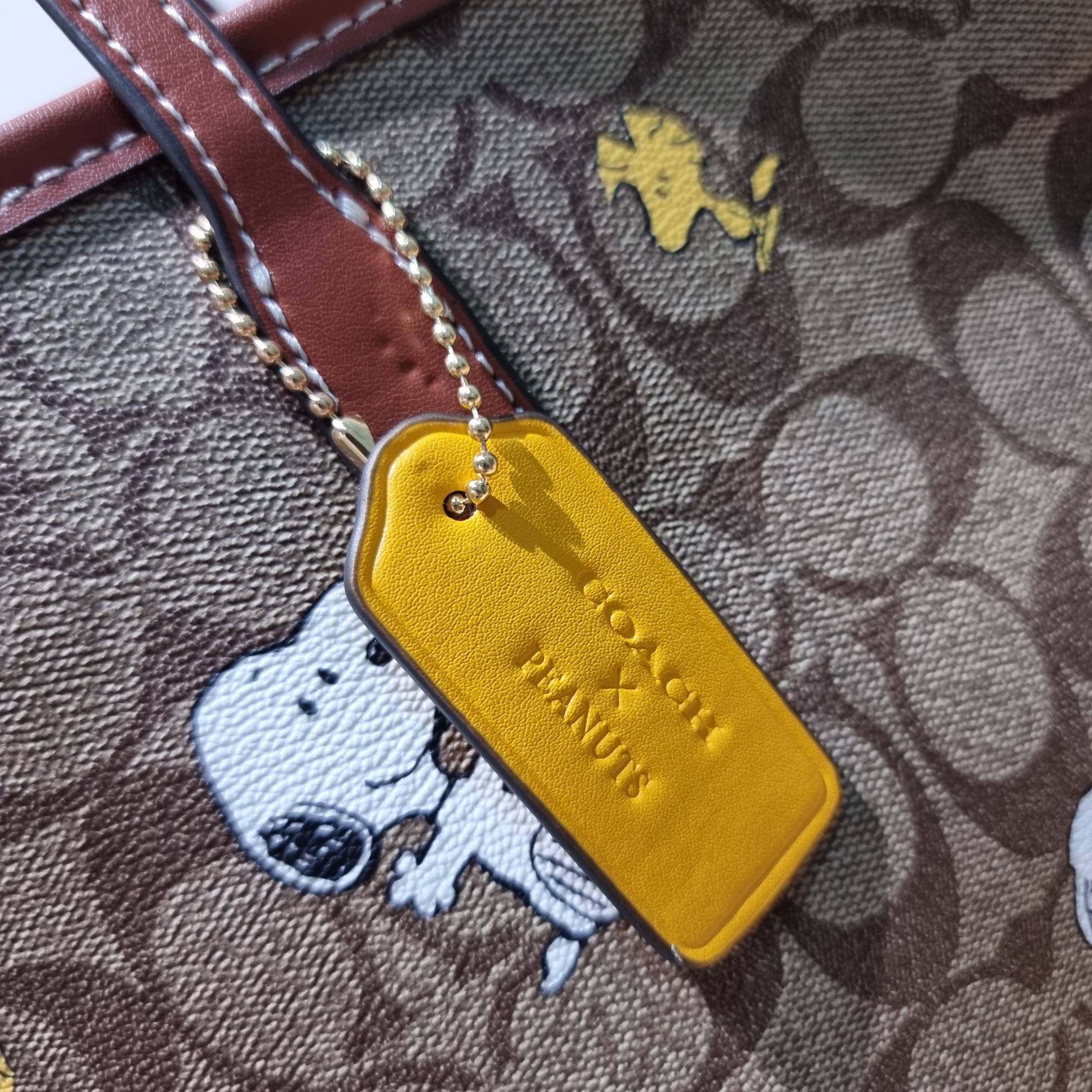 Coach X Peanuts City Tote In Signature Canvas With Snoopy Woodstock Print CF166 คอลเลคชั่นใหม่ น่ารักเกินต้าน กับกระเป๋าทรงโท้ทไซส์ใหญ่ ดีไซน์ลวดลายการ์ตูนยอดฮิต ที่ใครๆก็ต้องรู้จัก พิมพ์คมชัดลงบนหนังแคนวาส รูปทรงสวย ปากกระเป๋ามีกระดุมแม่เหล็กปิดกันของหล่