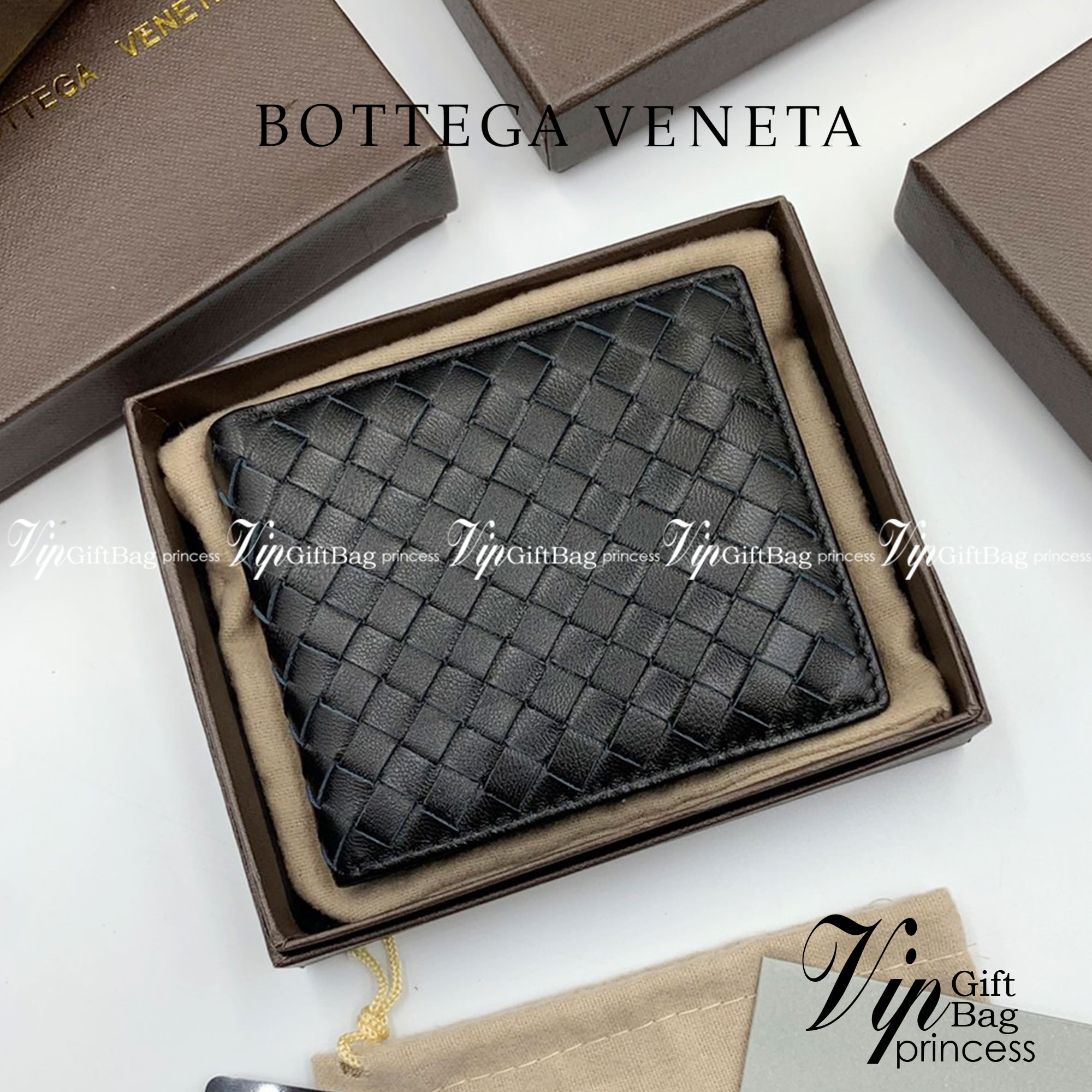 หนังแท้ BOTTEGA VENETA WALLET / BV Wallet พร้อมส่งที่ไทย กระเป๋าสตางค์ใบสั้นคุณผู้ชาย รุ่นตามหา มาเท่าไหร่ไม่เคยพอเลยค่า เป็นรุ่นคลาสสิกที่หยิบมาใช้งานได้บ่อยที่สุด งานหนังลูกวัวแท้ทั้งใบ ใช้ทนทานได้นาน ใช้ทนทานได้นานภาพสินค้าถ่ายจากงานขายจริง ใช้งานต่างป
