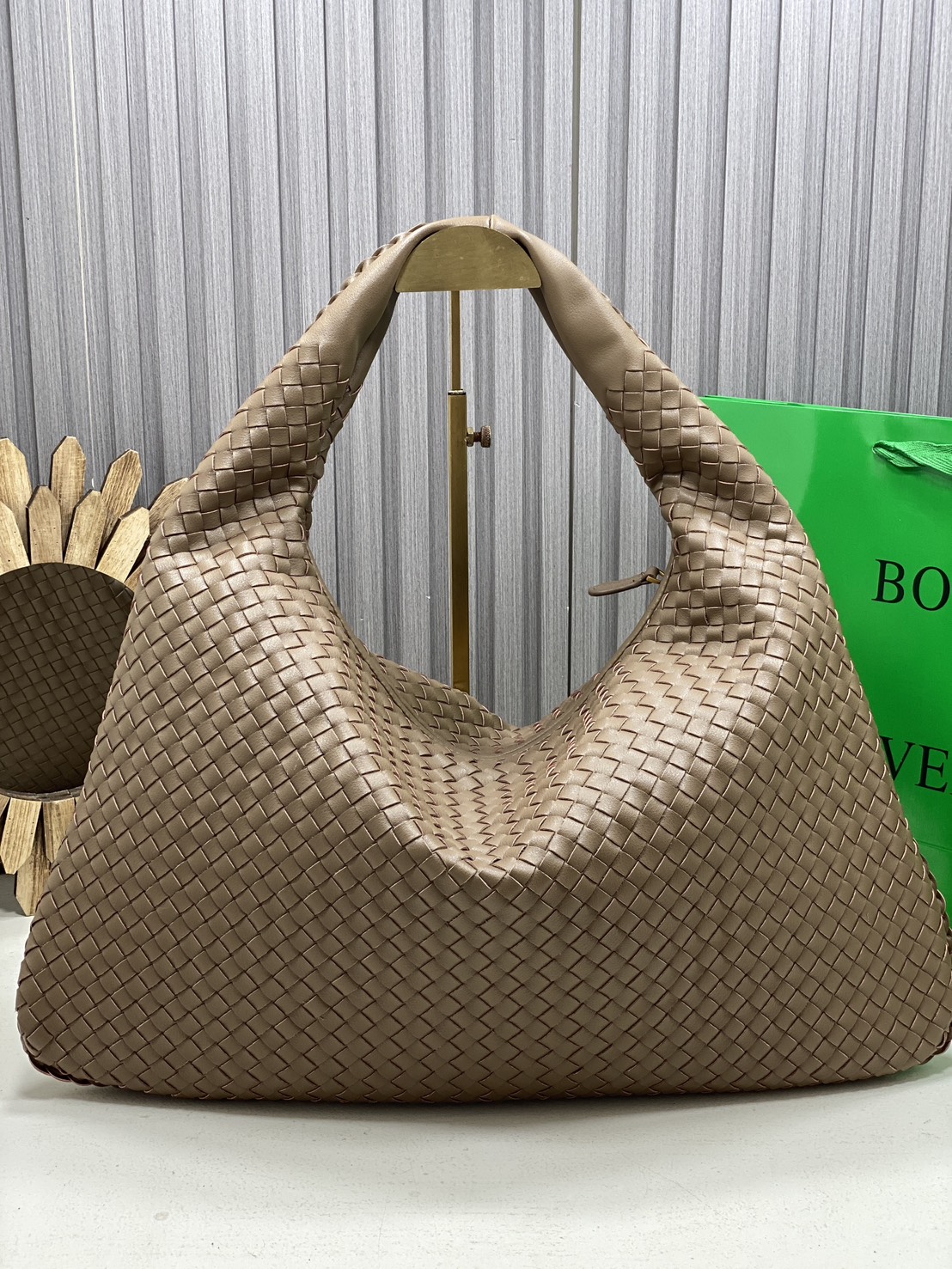 BOTTEGA Large Hop Shoulder Bag 48cm / BOTTEGA Hobo Bag กระเป๋าสะพายไหล่ใบใหญ่ จุของได้เยอะมาก ดีไซส์สานเป็นเอกลักษณ์สวยงาม