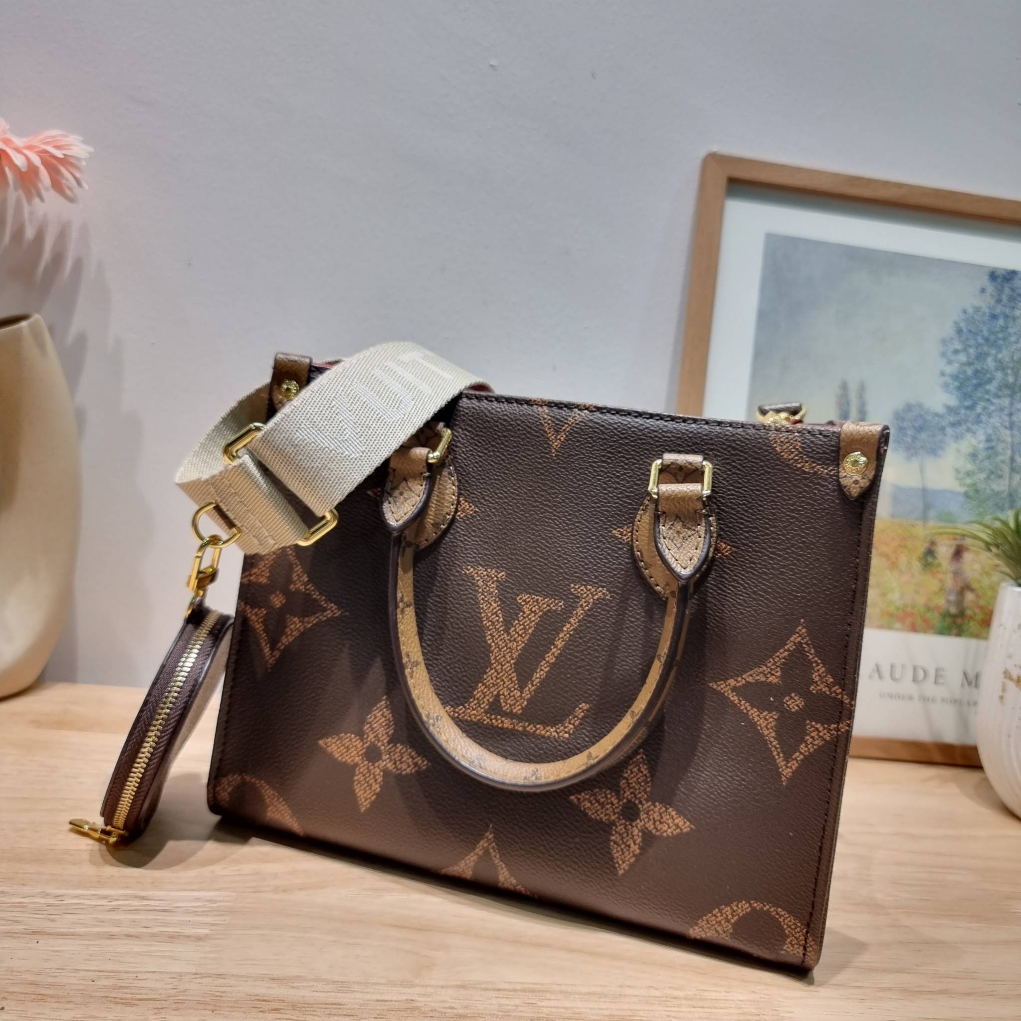 LV Onthego Small Bag กระเป๋าทรงโท้ทดีไซน์ใหม่ พร้อมสายสะพายสปอร์ตและใบลูก LV small tote with strap โทนสีคลาสสิคใช้งานง่าย ตอบโจทย์ได้ทุกลุค ทุกสไตล์