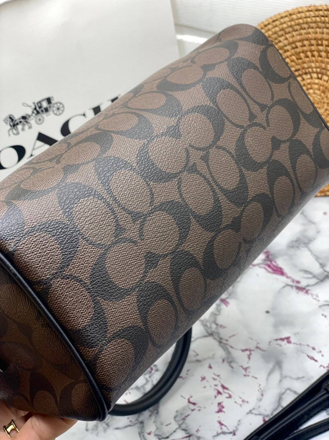 หมอน 9” COACH MINI BENNETT SATCHEL CROSSBODY BAG พร้อมส่ง ทรงฮิตของสาวๆค่ะ!! กระเป๋าถือ//สะพายข้าง จาก coach factory ทรงหมอน วัสดุลายหนังสวย หนังป่องยวบคืนตัวได้ดีมากๆค่ะ ด้านหน้าห้อยพวงแบรนด์ พร้อมมีโลโก้แบรนด์ เปิดปิดกระเป๋าด้วยซิป ภายในกว้าง ใส่กระเป๋า