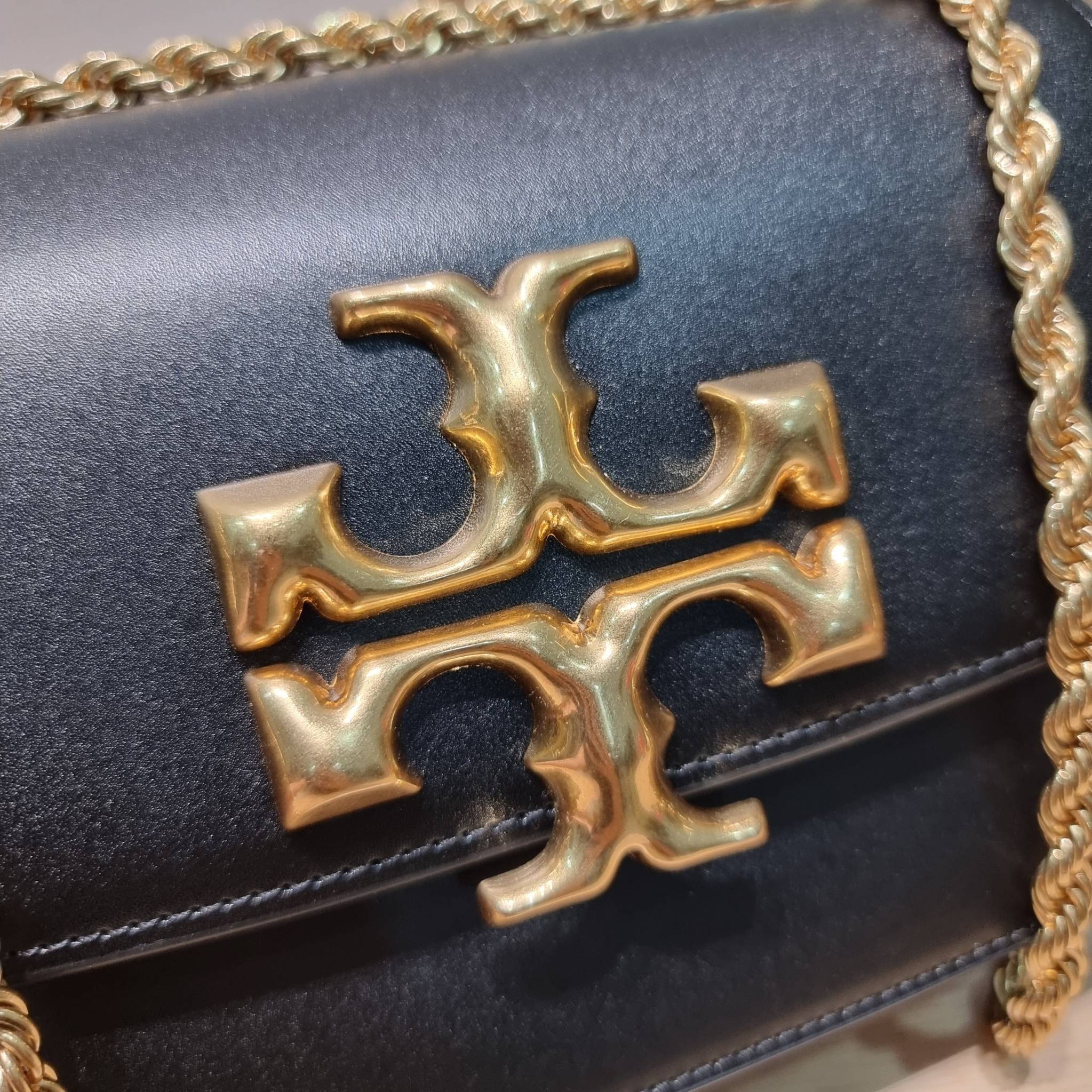 Tory Burch Bag / TORY BURCH ELEANOR SMALL CONVERTIBLE SHOULDER BAG ฮอตไอเท็ม รุ่นนี้ขายดีขายหมด สวยหรู คุณหนู ผู้ดี!! หายากมากแล้วน้า กระเป๋าสะพายข้าง ดีไซน์อยู่ทรง ขนาดกำลังสะดวกใช้ เปิด-ปิดด้วยแถบแม่เหล็ก ภายในแบ่งสัดส่วนได้เป็นอย่างดี