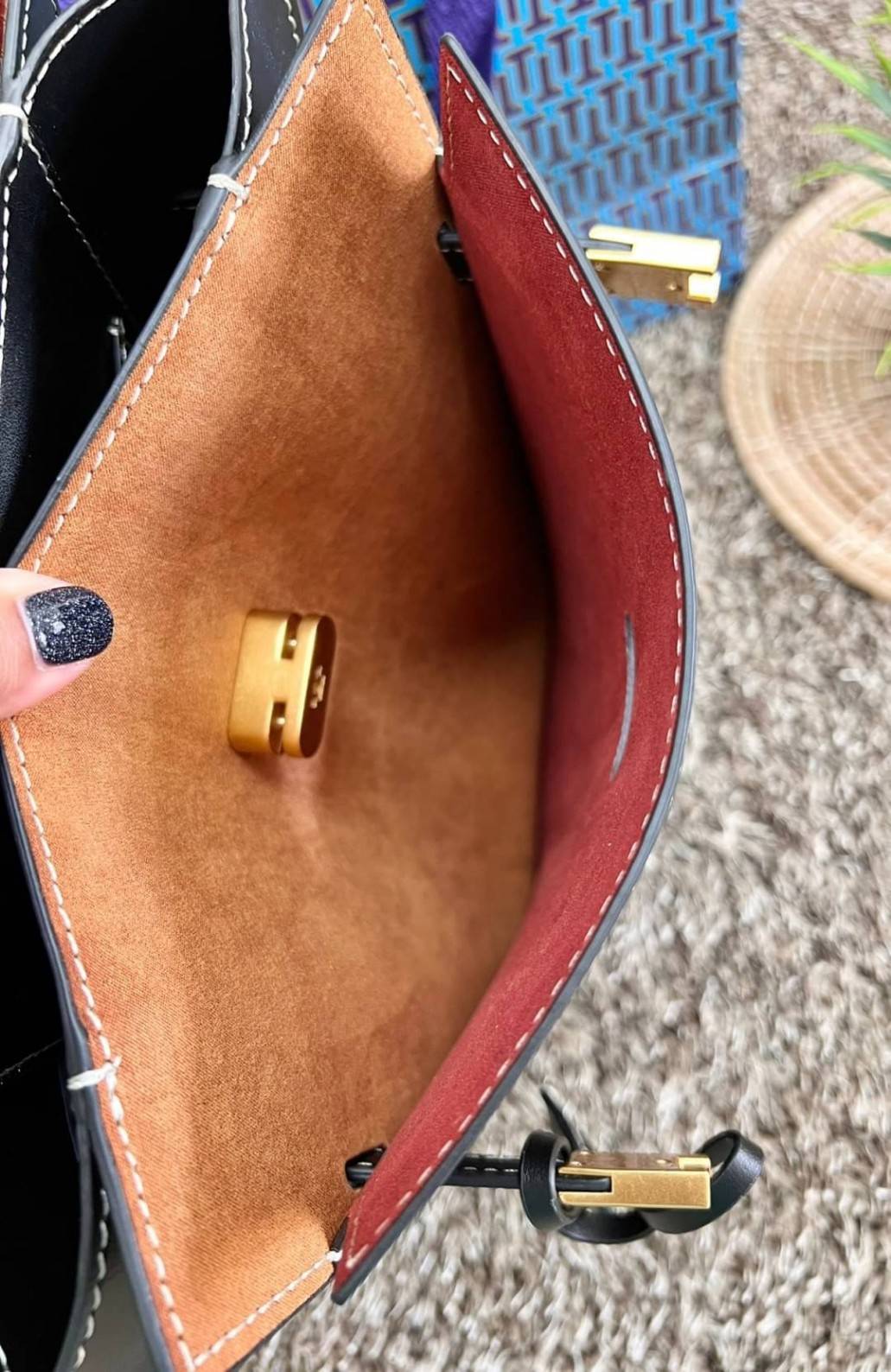 Large TORY BURCH LEE RADZIWILL PEBBIED BAG ((139014)) เป็นรุ่นที่สวย หรู น่าใช้มากๆค่ะ! ลุคหรูดูดีมากๆ กับกระเป๋าสะพายข้างจากTB ใบใหญ่