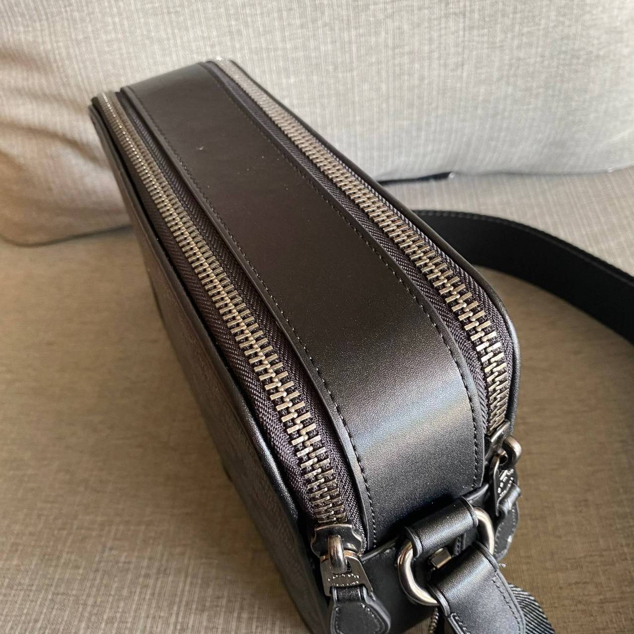 CHARTER CROSSBODY 24 IN SIGNATURE CANVAS (COACH C5341) 😎😎 กระเป๋าสะพายข้าง ไอเท็มยอดฮิตทรงหล่อ เรียบหรู ดูดี เป็นรุ่นที่หนุ่มตามหากันเยอะมาก วัสดุหนังแคนวาสสลับหนังแท้ เปิด-ปิดด้วยซิป 2 ช่อง มีช่องแยกใส่ของเป็นสัดส่วน สะพายไปเที่ยวหรือทำงา