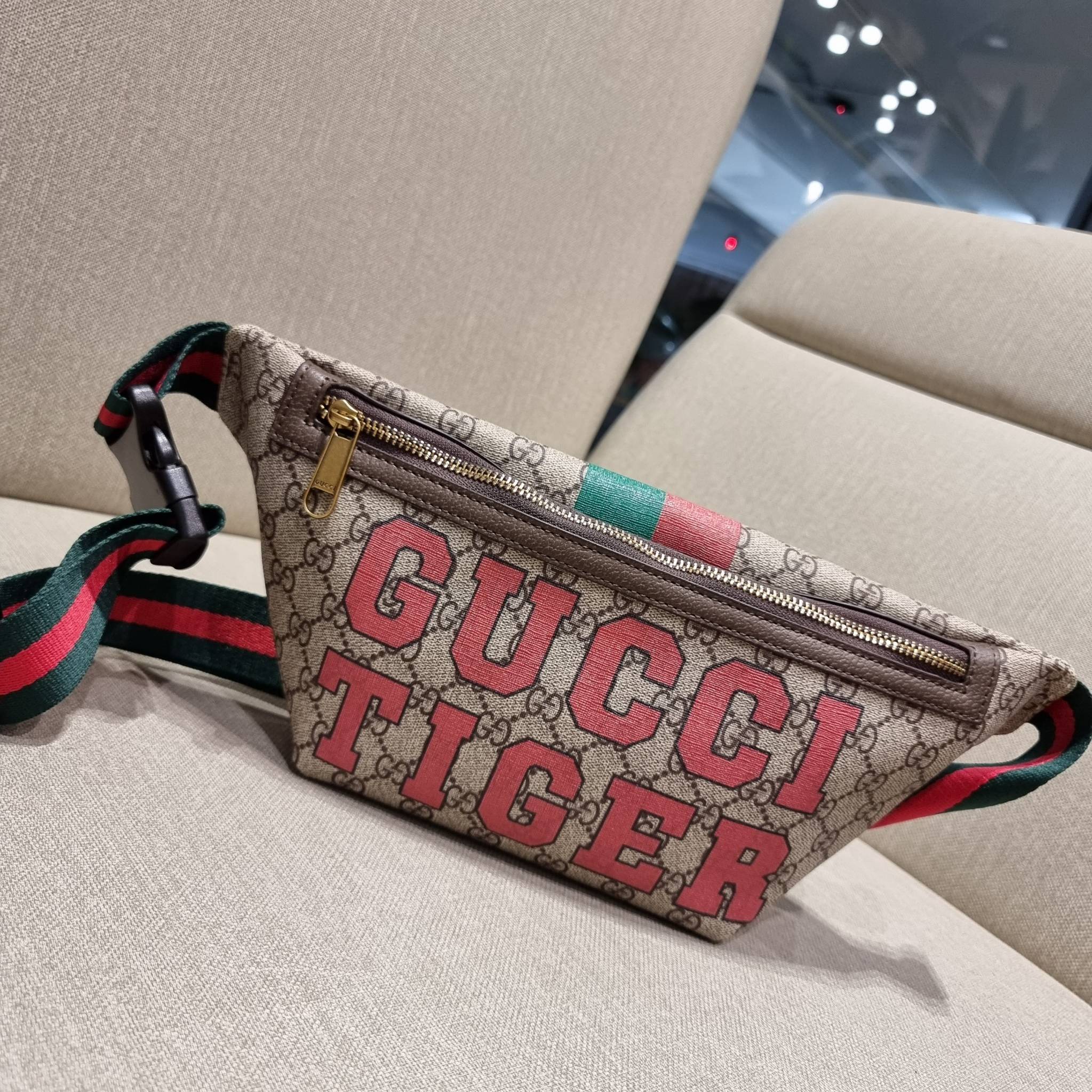 GUCCI BELT BAG ไอเท็มที่หนุ่มๆเรียกร้อง GC waist bag กระเป๋าคาดอก/คาดเอว คอลเลคชั่นฉลองปีเสือ โดดเด่นด้วยลายพรินท์จัมโบ้ ไม่เหมือนใคร วัสดุหนังแคนวาส เปิด-ปิดด้วยซิป ภายในแบ่งสัดส่วน มีช่องซิป และช่องย่อยให้อีก สายสะพายปรับได้ สายสปอร์ต สายแคมป์ปิ้ง หรือจ