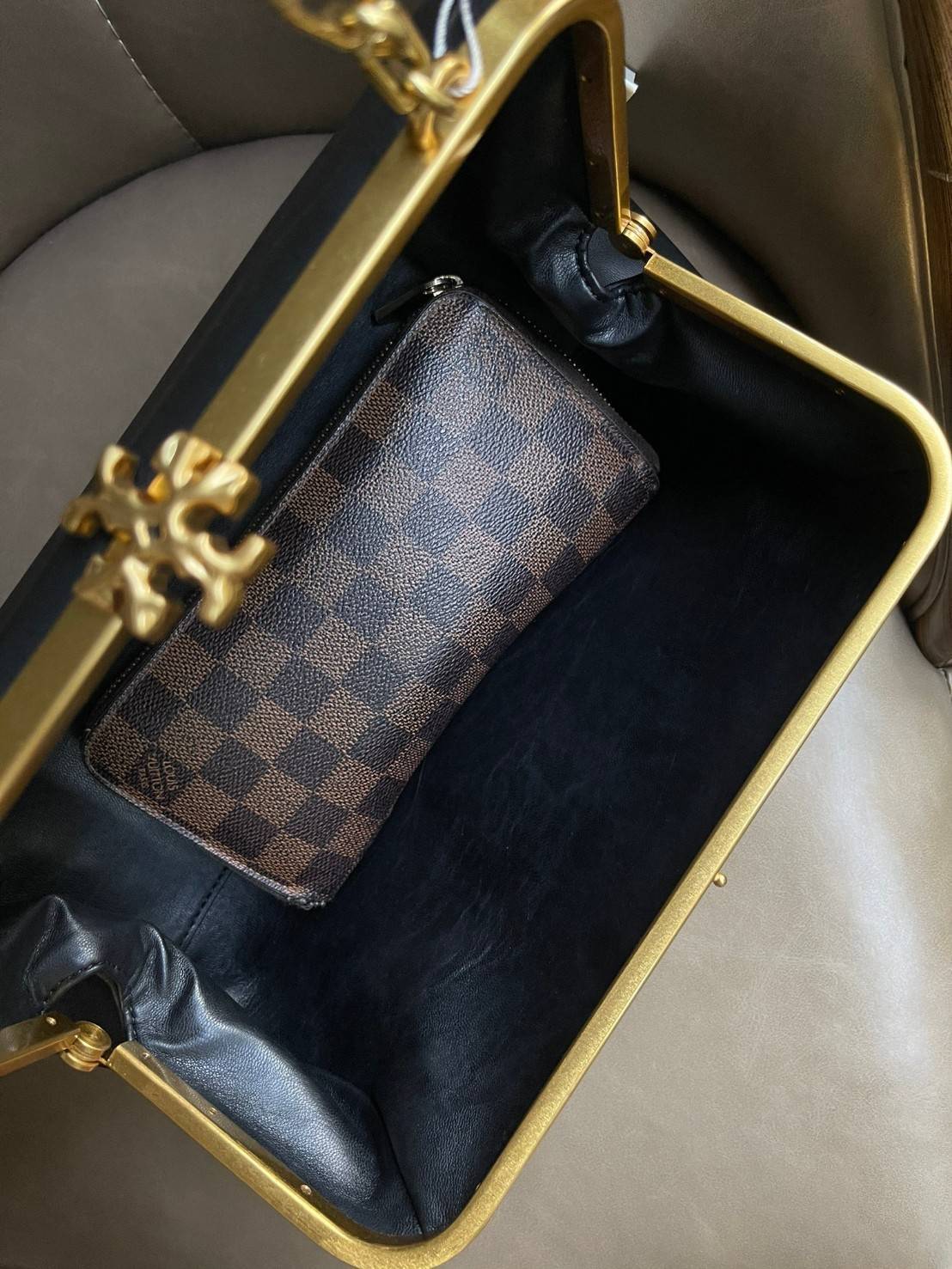 ของแท้ 💯% Tory burch Cleo Bag โดดเด่นด้วยรูปทรงที่เพรียว เรียบโก้ และเด่นชัด สื่อสารถึงบริบทของความร่วมสมัยได้อย่างลงตัว