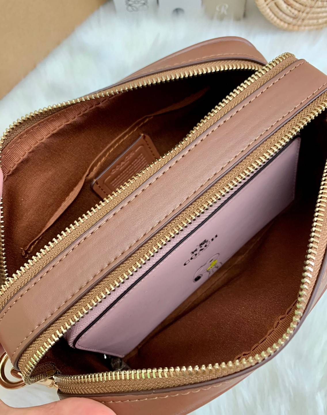 ใครรออยู่จัดเลยค่ะ มากี่รอบไม่พอจริงๆค่ะ😁 COACH JES CROSSBODY IN SIGNATURE BAG กระเป๋าสะพายข้าง//ครอสบอดี้ร์ วัสดุหนังแท้ หนังนิ่มทรงสวย 🔺อะไหล่ป้ายห้อยโลหะแบรนด์นะคะ กระเป๋าแบ่ง2ซิป แต่ละช่องกว้าง สามารถใส่กระเป๋าเงินใบยาวได้; ของจำเป็นได