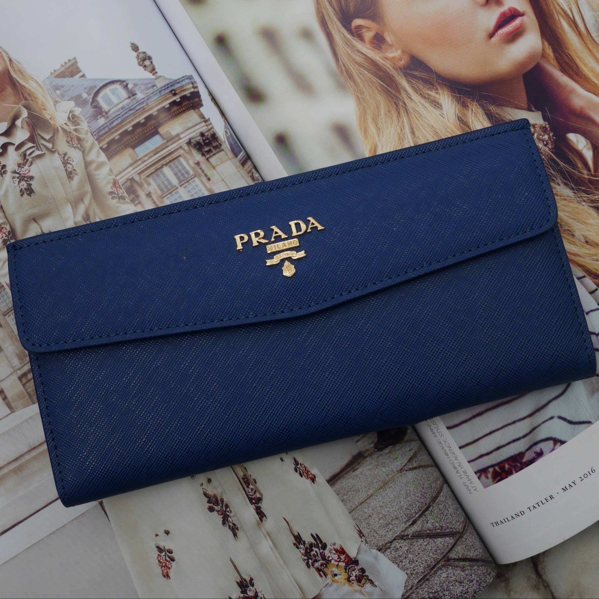 พิเศษ อุปกรณ์ครบset ค้า Best Seller~~ กระเป๋าสตางค์ยาว **ทรงหรู จากงานพรีเมี่ยมกิ้ฟ จากเคาเตอร์ต่างประเทศ จากแบรนด์ PRADA ลายหนัง saffiano ของแท้ 100% มีช่องใส่บัตร ถึง 12 ช่อง และช่องซิปใส่ของจุกจิกได้ น้ำหนักเบา จับถนัดมือ ขนาดกำลังดีคะ ถือแล้วดูดี อะไห