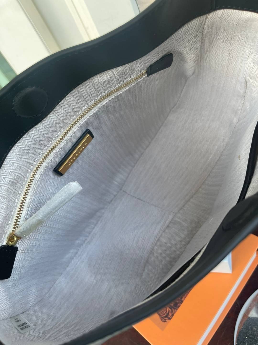 Tory burch miller metal-logo mini hobo bag มีกลิ่นอายสุดคลาสสิก ได้รับแรงบันดาลใจมาจากการขี่ม้า จึงได้ดีไซน์กระเป๋าออกมาในรูปแบบอานหลังม้าสุดเก๋ที่สามารถนำไปมิกซ์แอนด์แมทช์กับสไตล์การแต่งตัวได้หลายชนิด ไม่ว่าจะเป็นกับเดรสทรงยาวหรือกางเกงยีนแสนเท่ตัวโปรดขอ