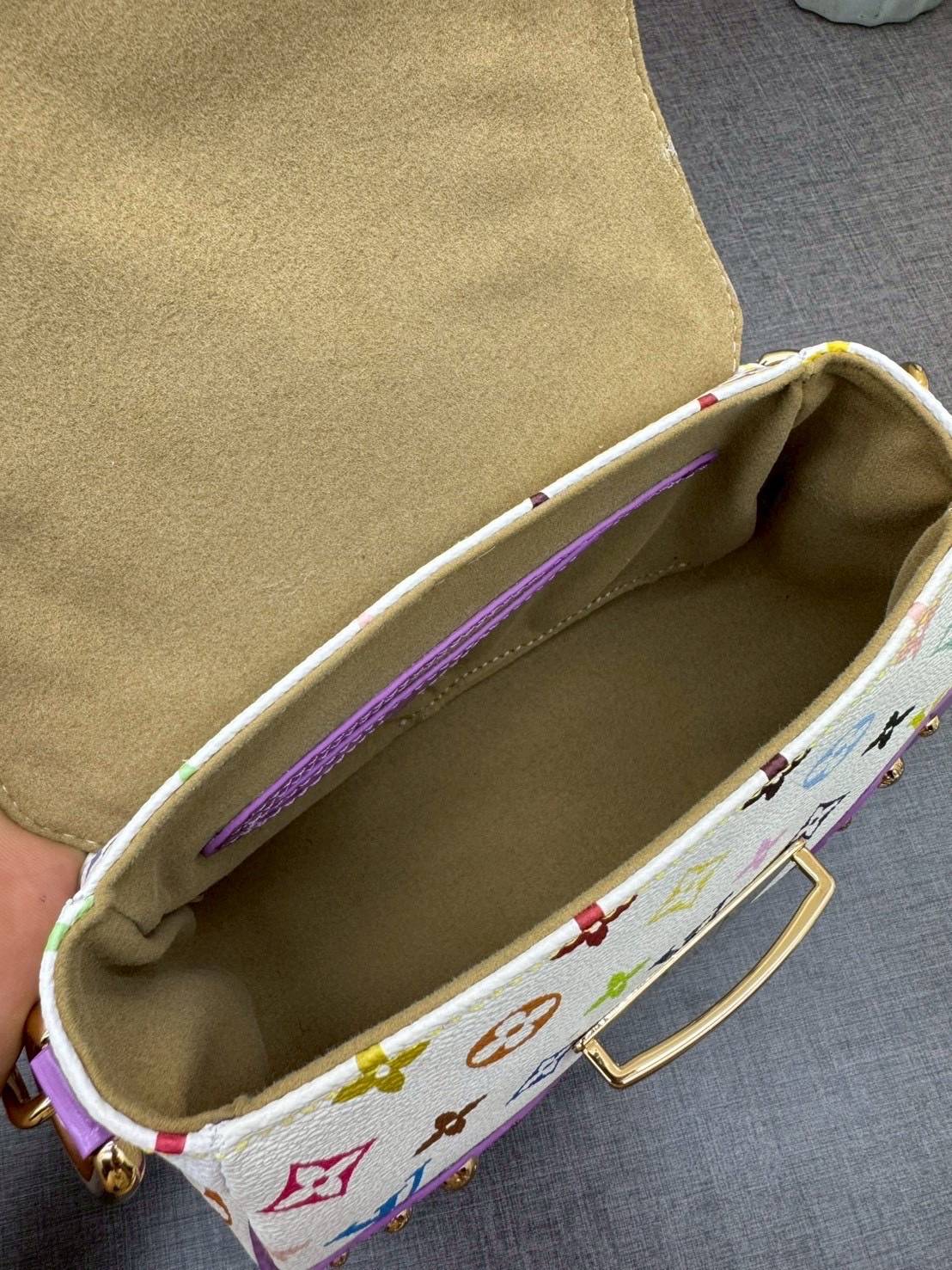 ORI หนังแท้ | Lv Marilyn White Multicolor Monogram Canvas Shoulder Bag กระเป๋าสะพายสไตล์วินเทจ ดีไซน์สีสันสดใสน่ารัก มีชีวิตชีวา โดดเด่นด้วยตัวล็อคด้านหน้าแบบกดขนาดใหญ่ จะถือแบบคล้องแขนหรือสะพายไหล่ก็ได้