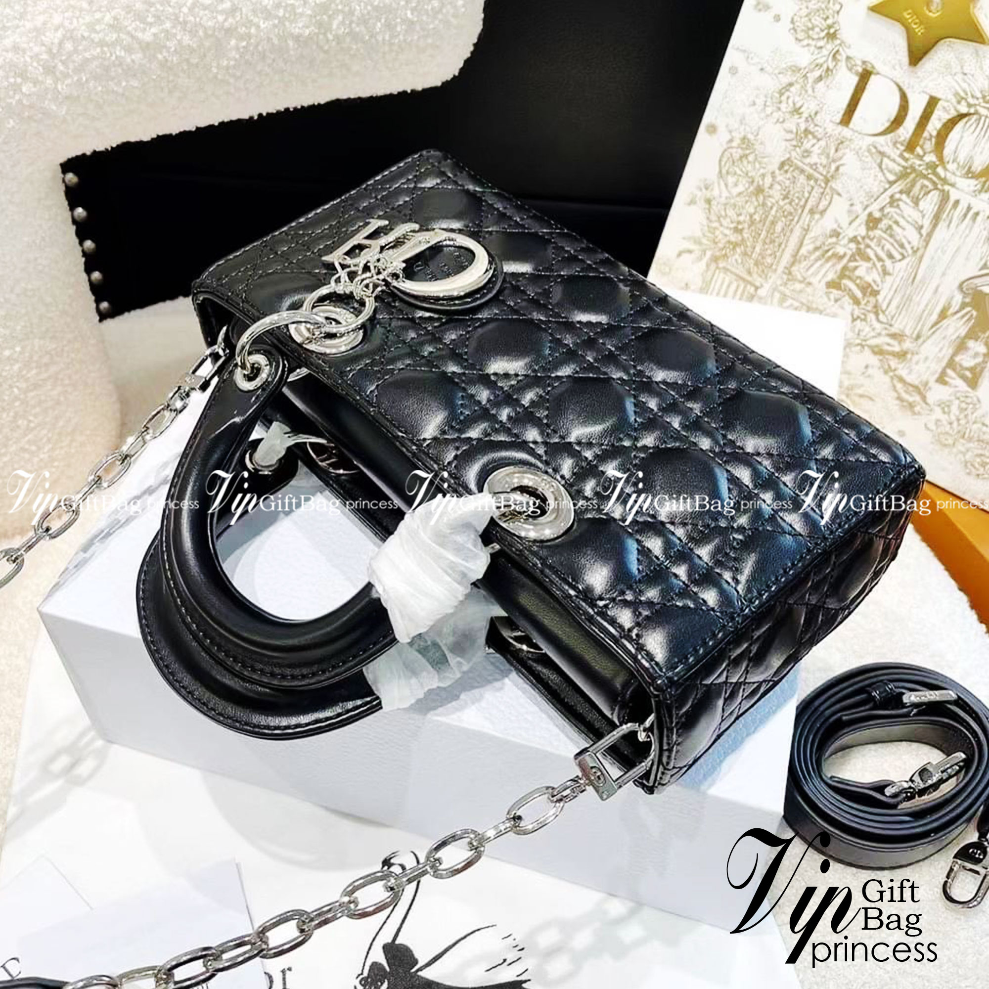 DIOR Lady D-Joy Bag Cannage Lambskin กระเป๋าสุดไอคอนิก รุ่นอมตะที่ตราตรึงในความทรงจำผู้คนทั่วโลก ถือแล้วดูหรู ดูแพง เป็นรุ่นที่ควรมี มีสายสะพายโซ่แบบถอดได้ ภาพสินค้าถ่ายจากงานขายจริง ใช้งานต่างประเทศได้