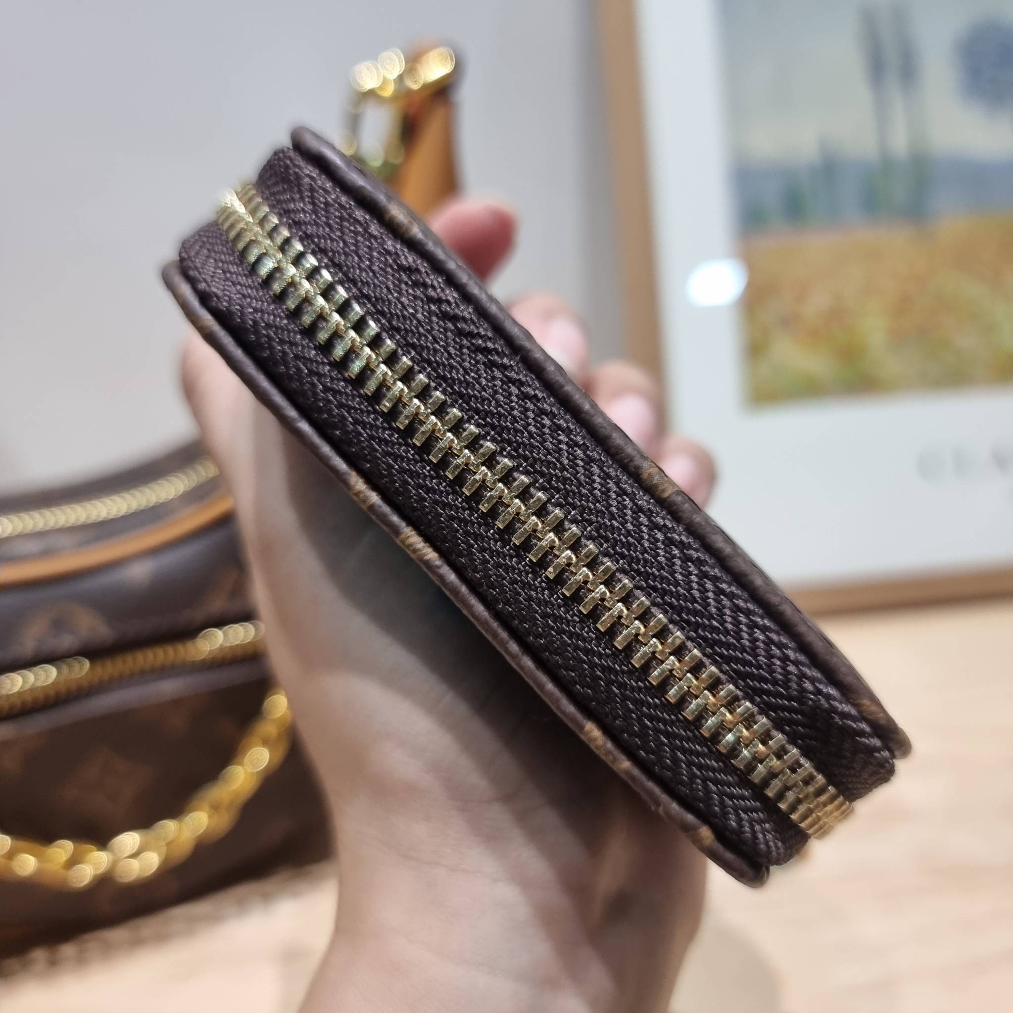 LV loop bag New in!! กับ box set ชวนสะสม ที่จับเอารุ่นยอดฮิต มามิกซ์รวมกับไอเท็มสุดคุ้มของมันต้องมี!! จัดเรียงให้อยู่ในกล่องสุดหรู ไม่ว่าจะตัวกระเป๋า กระเป๋าสตางค์ กระเป๋าจิ๋ว ใบไหนๆก็นำมาใช้งานได้จริง คุ้มค่ามากๆ แถมฟรี! ริบบิ้นลายลิมิเต็ด รวมรวบไว้ให้ได