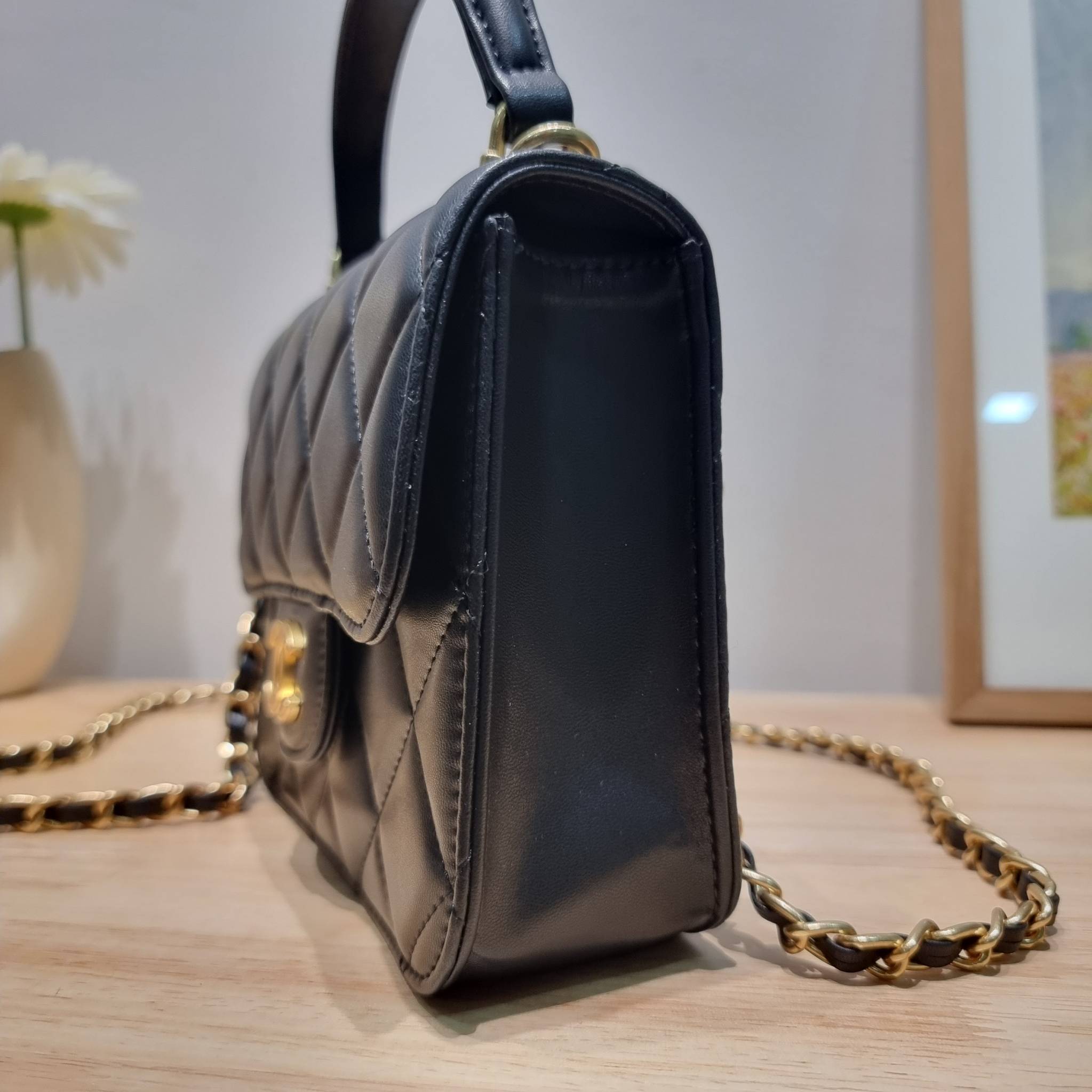 CHANEL flap bag with chain กระเป๋าสะพายสุดหรู สวยดูแพง รูปทรงคลาสสิค ขนาดกำลังพอเหมาะ สายสะพายโซ่ในตัว น้ำหนักเบา และยังมีหูจับในตัว สะดวกต่อการพกพา ตัวกระเป๋าเปิดด้วยกระดุมแม่เหล็ก วัสดุหนังอย่างดี ผิวสัมผัสดี ภายในเป็นช่องโล่ง และยังมีช่องซิปให้ด้วย