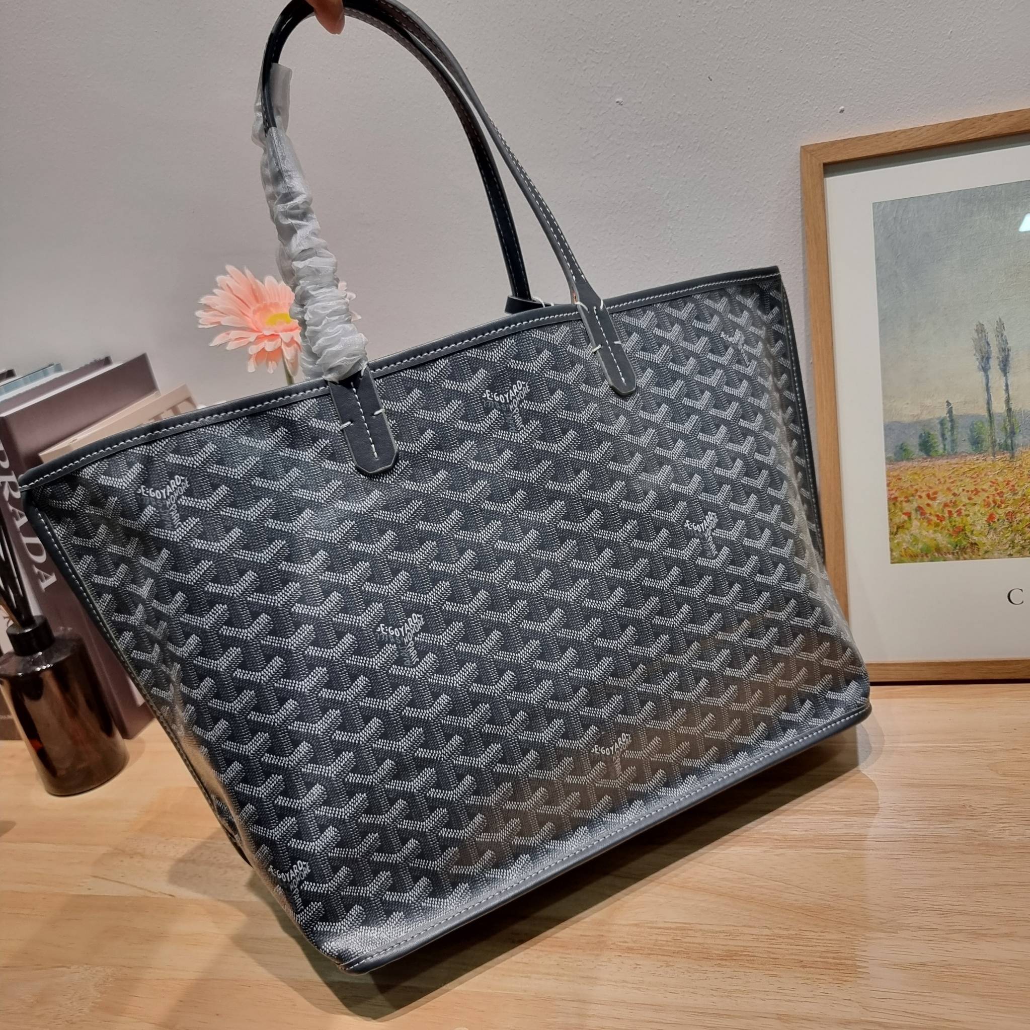 GOYARD ANJOU REVERSIBLE TOTE กระเป๋าสะพายทรงโท้ท ใบใหญ่จุใจ!! กลับด้านใช้ได้ทั้ง 2 ด้าน มาครบสีขายดี เลิศทุกสี รูปทรงคลาสสิค ดีไซน์เป็นเอกลักษณ์ ใช้งานได้หลากหลาย สามารถกลับด้านใช้ได้แบบไม่มีเบื่อ วัสดุหนังแคนวาสพิมพ์ลายสวยคม