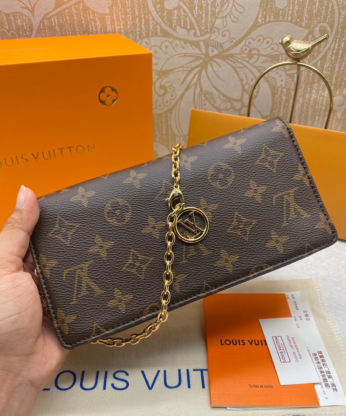 LV Wallet On Chain Lily Monogram Canvas / LV BAG พร้อมส่ง กระเป๋าสะพายทรงพอช คลาสสิค ดีไซน์เรียบหรู งานสวยเป๊ะ **สินค้าเกรดออริจินอล 1:1 สลับแท้